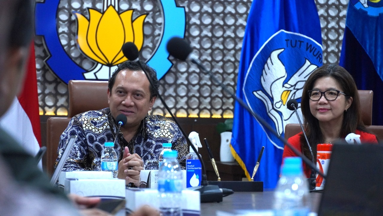 Wakil Rektor IV ITS Prof Agus Muhamad Hatta ST MSi PhD (kiri) saat menyampaikan sambutan dalam seremoni MoU dengan PT SMART Tbk di Gedung Rektorat ITS