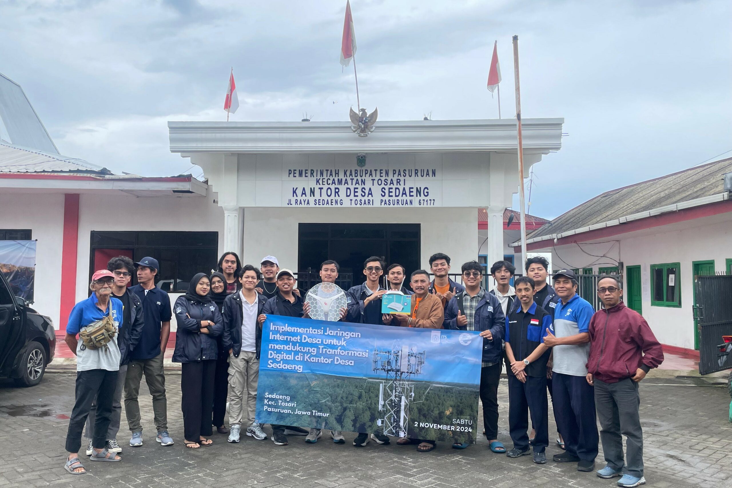 Gambar tim Abmas ITS di kantor Desa Sedaeng, Kabupaten Pasuruan