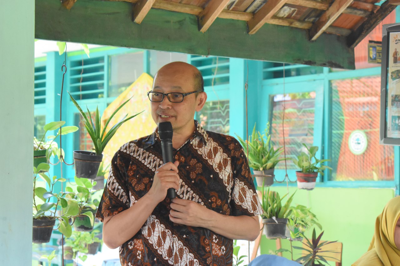 Dosen Program Studi Bisnis Digital ITS, Ir Achmad Holil Noor Ali MKom memperkenalkan laman Eduvent di SMP 9 Madiun