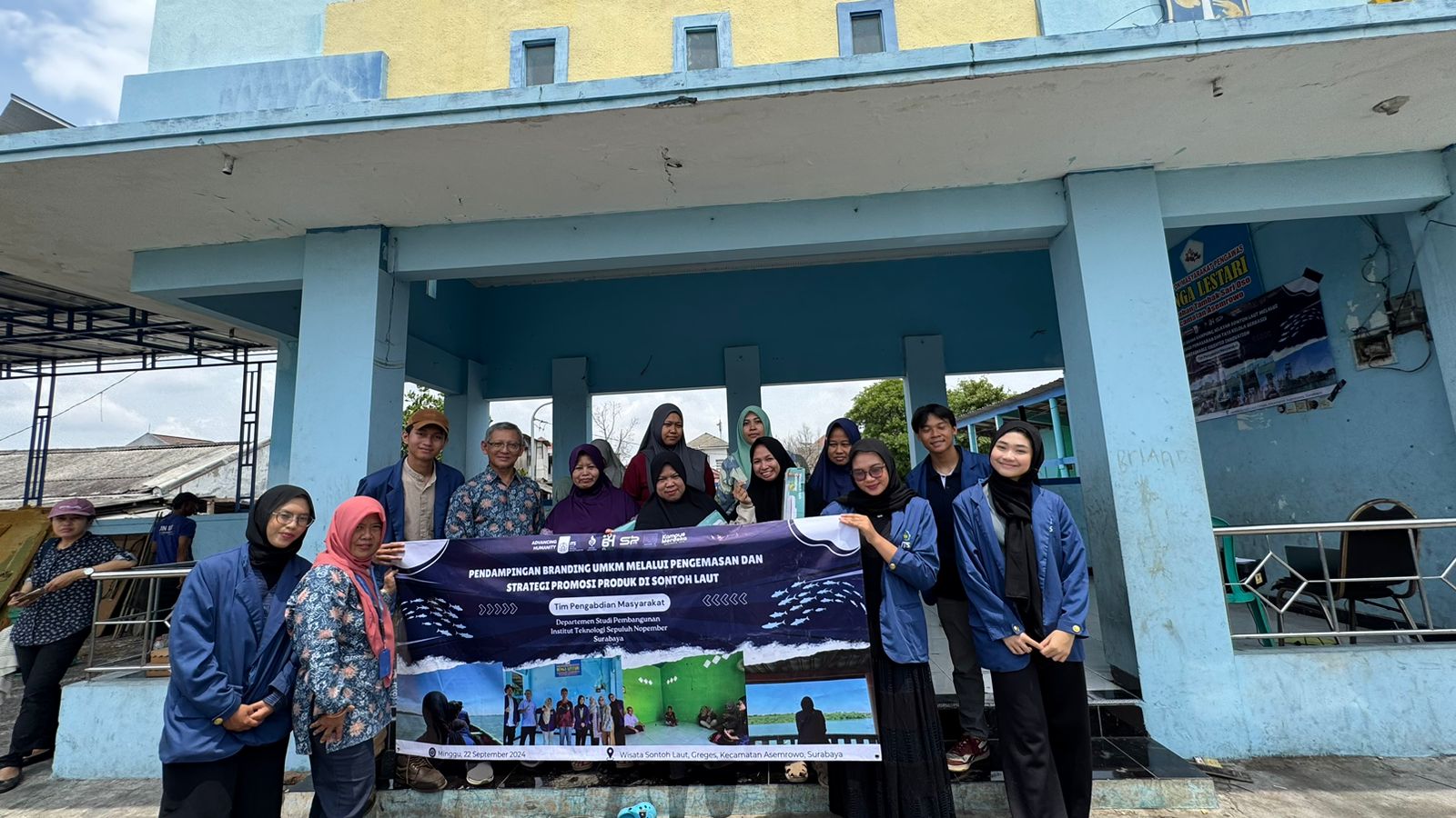 Tim KKN Abmas Departemen Studi Pembangunan ITS melakukan pelatihan branding di Kampung Sontoh Laut, Surabaya