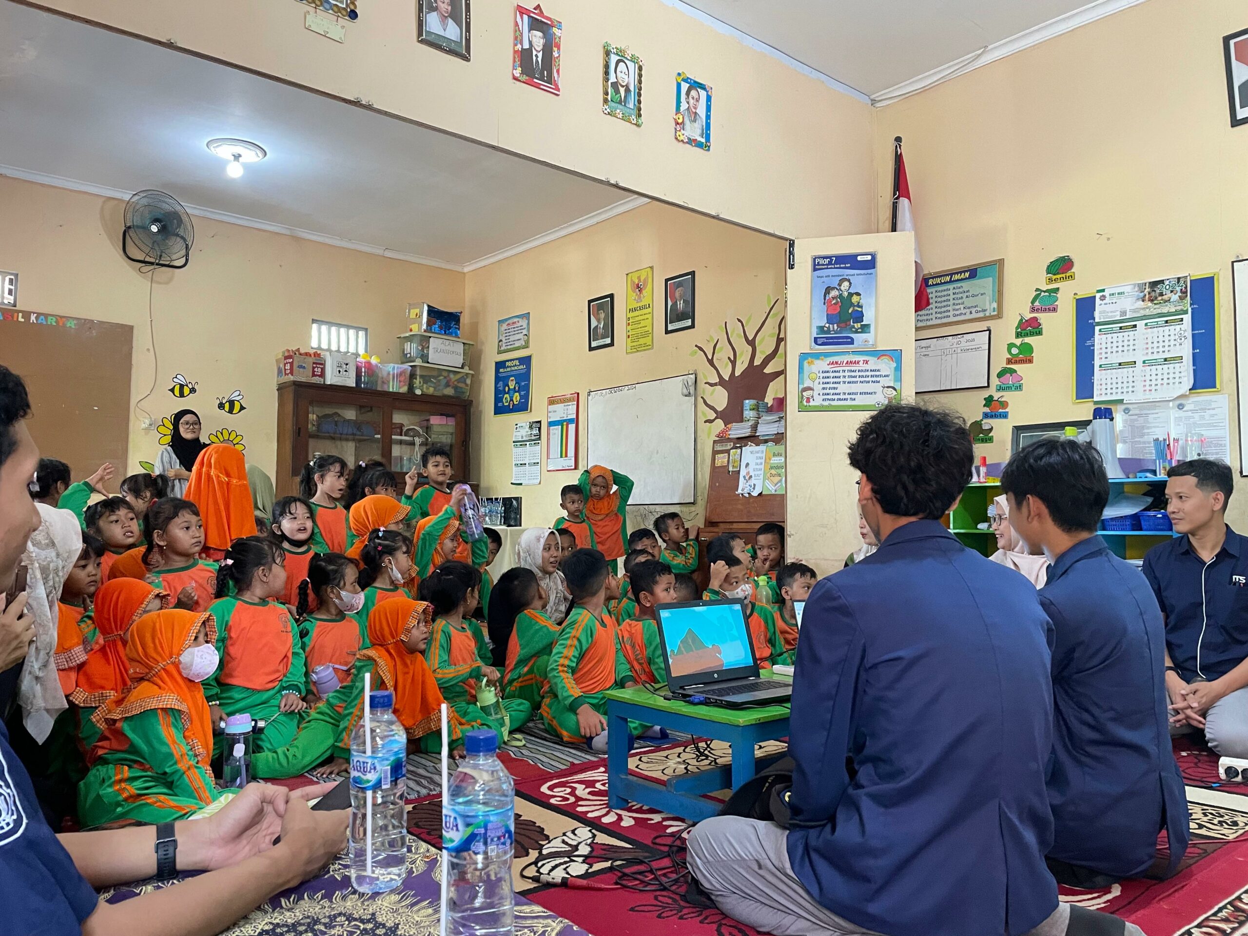 Pembelajaran model cerita fiktif oleh para tim Abmas ITS dengan siswa TK Tunas Nusantara