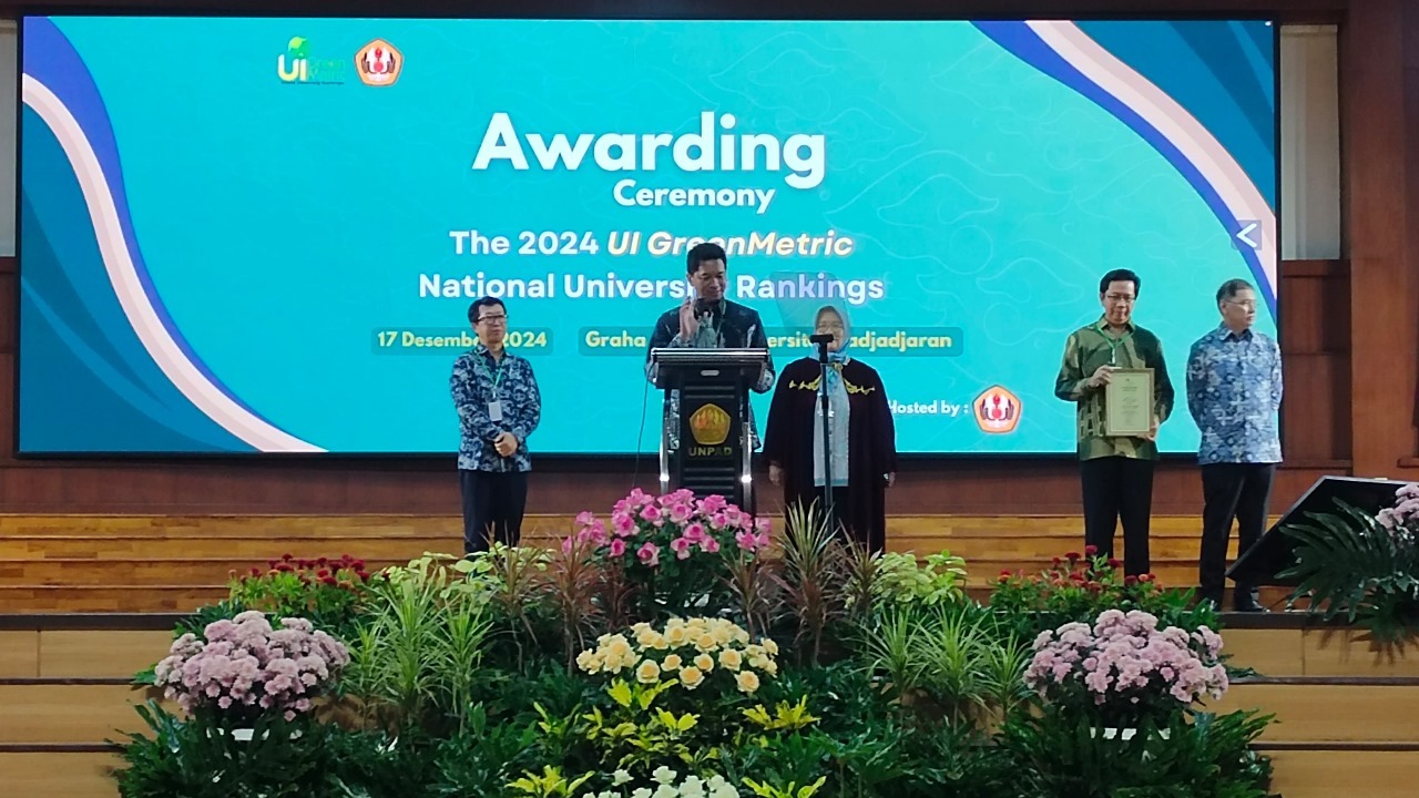 Rektor ITS Prof Ir Bambang Pramujati ST MSc Eng PhD saat menerima sertifikat penghargaan UI GreenMetric World University Rankings 2024