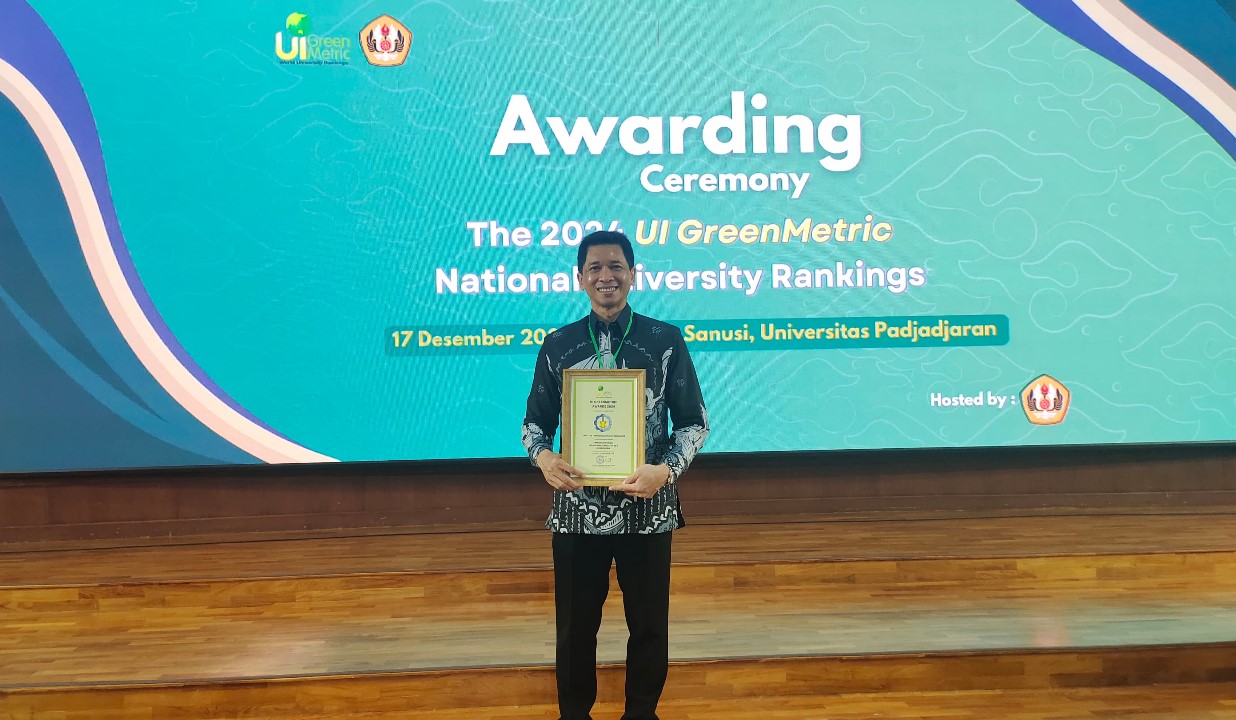 Rektor ITS Prof Ir Bambang Pramujati ST MSc Eng PhD menunjukkan sertifikat penghargaan UI GreenMetric World University Rankings 2024