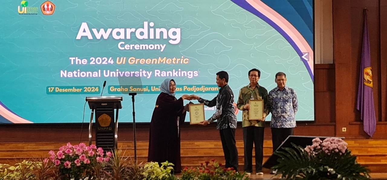 Rektor ITS Prof Ir Bambang Pramujati ST MSc Eng PhD (di podium) saat memberikan sambutan sekaligus apresiasi ITS sebagai salah satu Perguruan Tinggi Berkelanjutan Terbaik Indonesia