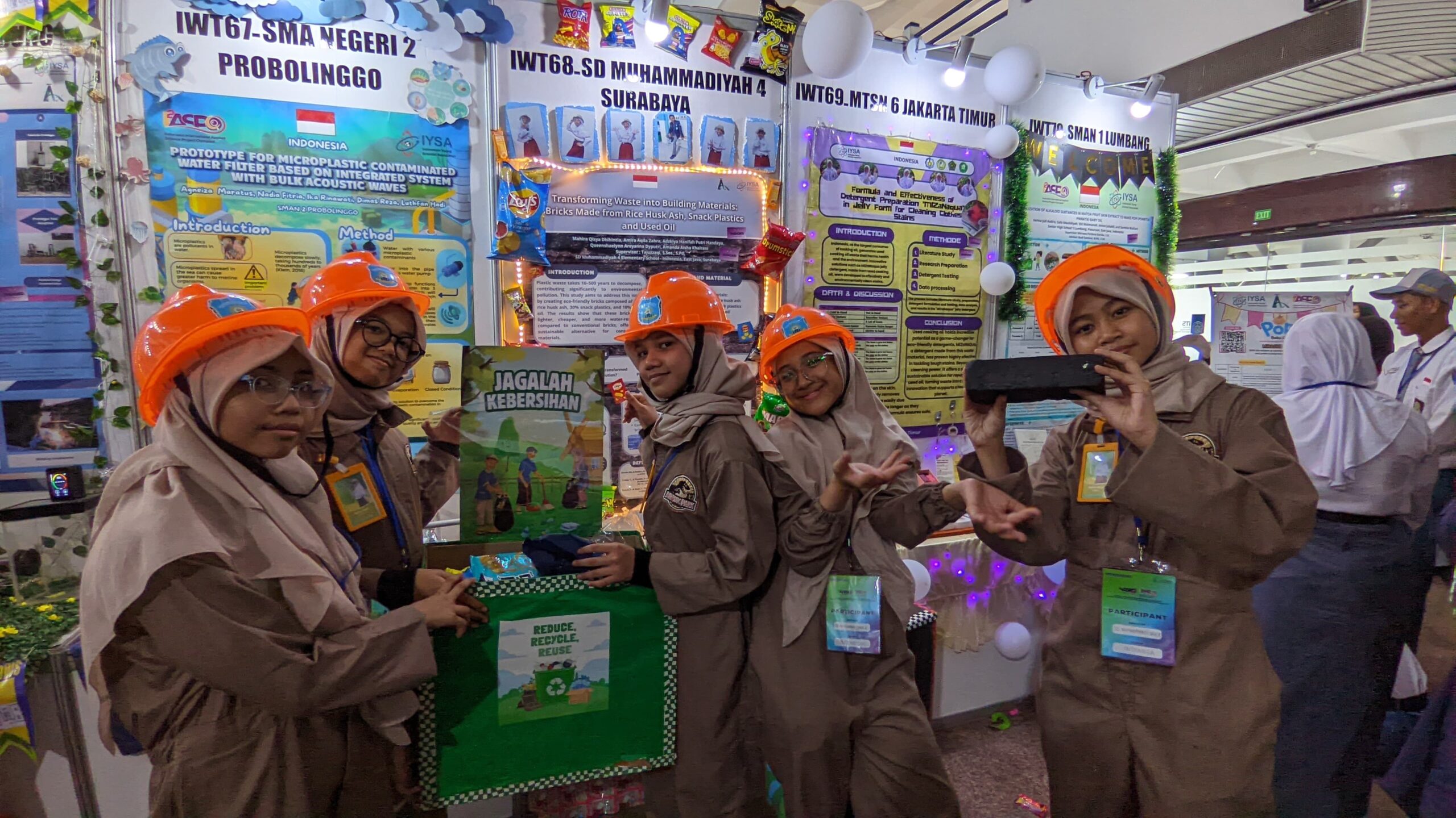 Gambar Tim SD Muhammadiyah 4 membuktikan keunggulan batu bata ciptaannya dengan menunjukkan ketahanan terhadap getaran.