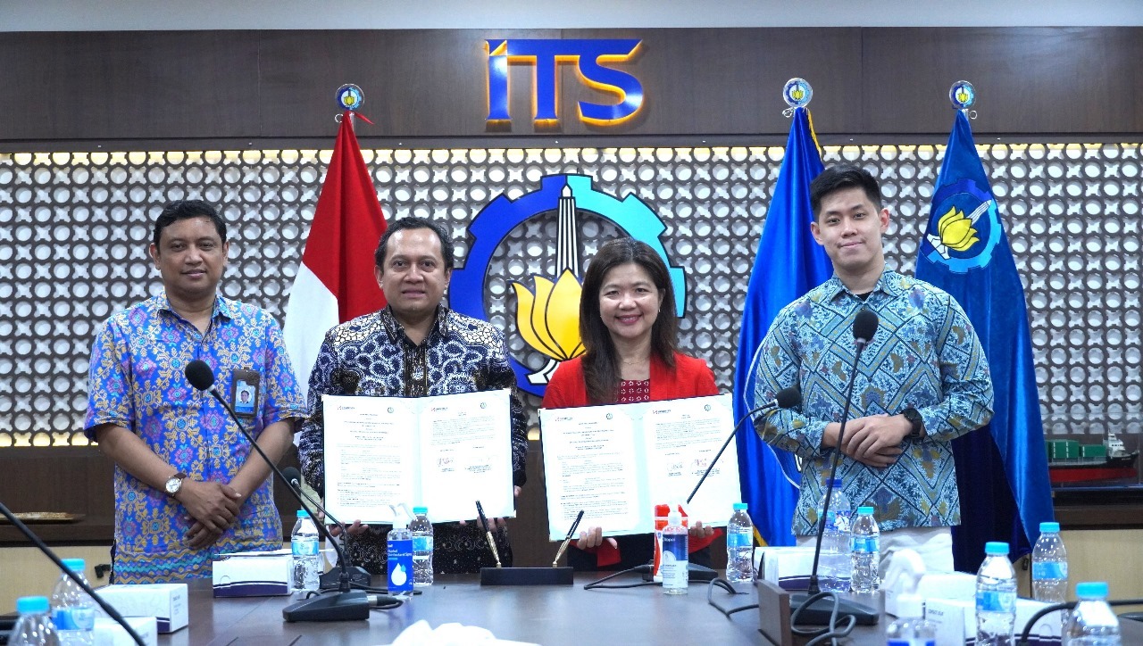 (dari kiri) Direktrur Kerja Sama dan Pengelolaan Usaha ITS Tri Joko Wahyu Adi ST MT PhD, Wakil Rektor IV ITS Prof Agus Muhamad Hatta ST MSi PhD, Head of HR CBS PT SMART Tbk Lilianawati, dan General Recruiter PT SMART Tbk Samuel Sagita usai penandatanganan MoU di Gedung Rektorat ITS