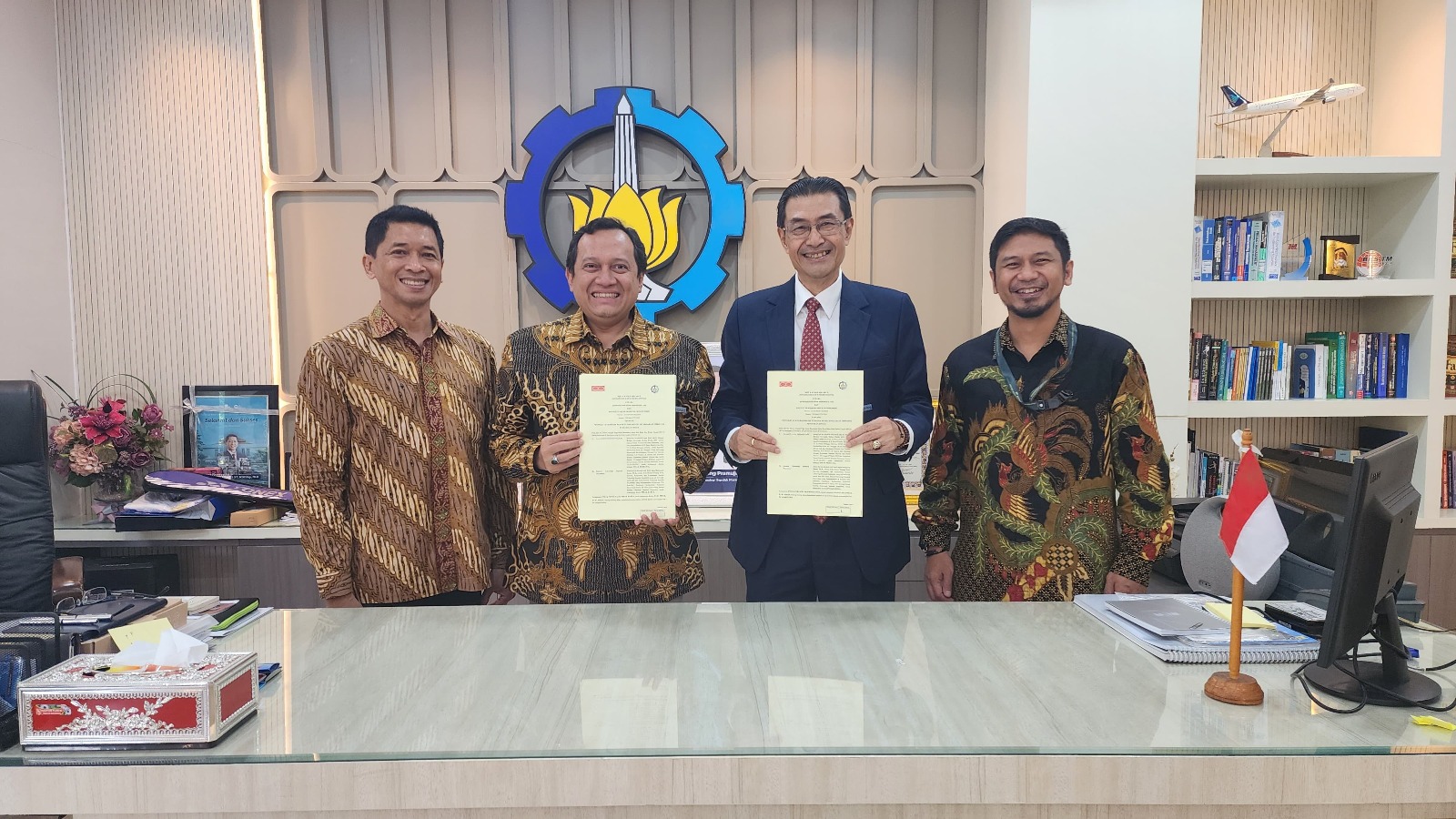 (dari kiri) Rektor ITS Prof Ir Bambang Pramujati ST MScEng PhD, Wakil Rektor IV ITS Prof Agus Muhamad Hatta ST MSi PhD, Ketua Umum Prof (R) Ir Didiek Hadjar Goenadi MSc PhD INV, dan Direktur Riset dan Pengabdian kepada Masyarakat ITS Fadlilatul Taufany ST PhD usai teken MoU