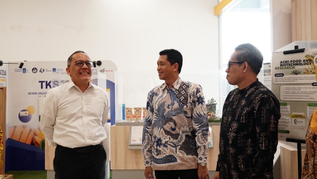 (dari kiri ke kanan) Laksana Tri Handoko, Bambang Pramujati, dan Machsus saat berkeliling melihat produk inovasi di ruang pameran Galeri Riset dan Inovasi Teknologi (GRIT) ITS