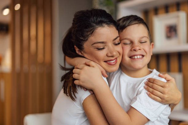 Gambar Seorang ibu memeluk anak laki-lakinya