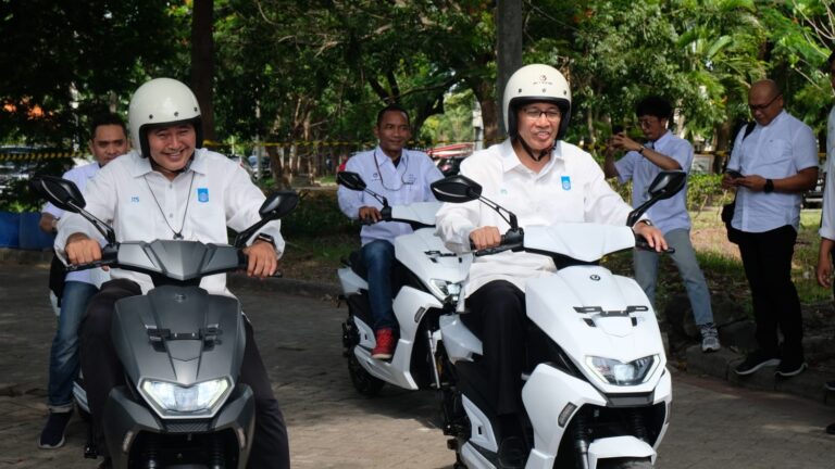 Rektor ITS Prof Dr Ir Mochamad Ashari MEng (kanan) saat melakukan uji coba motor listrik EVITS TS-1 bersama Direktur PT ITS Tekno Sains Dr Ir I Ketut Gunarta MT (kiri)