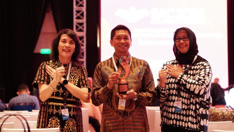 (dari kiri) Kepala Pusat Kajian SDGs ITS Dr Dra Melania Suweni Muntini MT, Rektor ITS Ir Bambang Pramujati MSc Eng PhD, dan Wakil Kepala Pusat Kajian SDGs ITS Sarah Cahyadini ST MT PhD menunjukkan penghargaan Indonesia’s SDGs Action Awards 2024 yang berhasil diraih ITS kali kedua