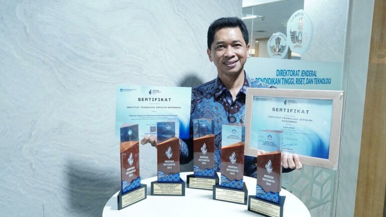 Rektor ITS Prof Ir Bambang Pramujati ST MSc Eng PhD menunjukkan kelima penghargaan yang berhasil diraih ITS dalam Anugerah Diktisaintek 2024