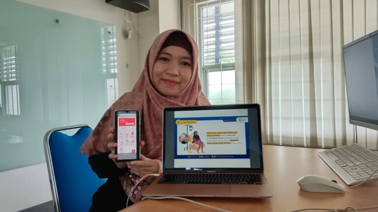 Dini Adni Navastara SKom MSc menunjukkan tampilan aplikasi SahabatCAPD sebagai sistem pendeteksi dan pemantauan dini risiko komplikasi pasien gagal ginjal kronis