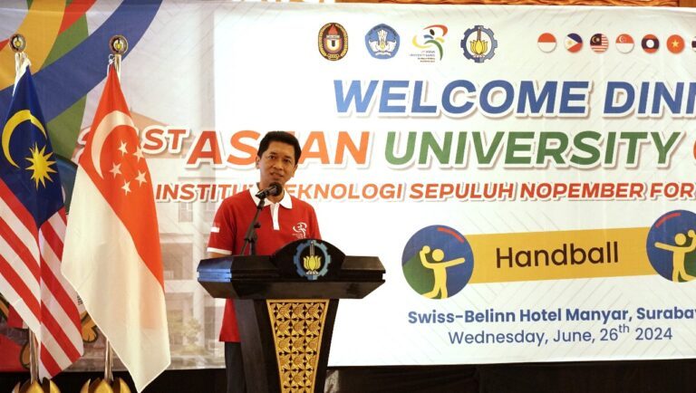 Rektor ITS Ir Bambang Pramujati ST MScEng PhD saat menyampaikan sambutan pembukaan cabang olahraga handball ASEAN University Games ke-21