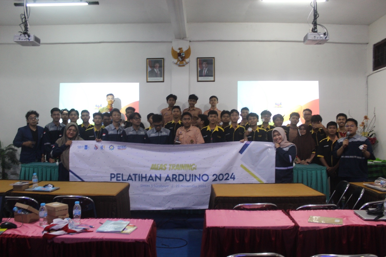 Mahasiswa ITS bersama dengan Siswa SMKN 3 Surabaya dalam kegiatan kkn abmas pelatihan Arduino 