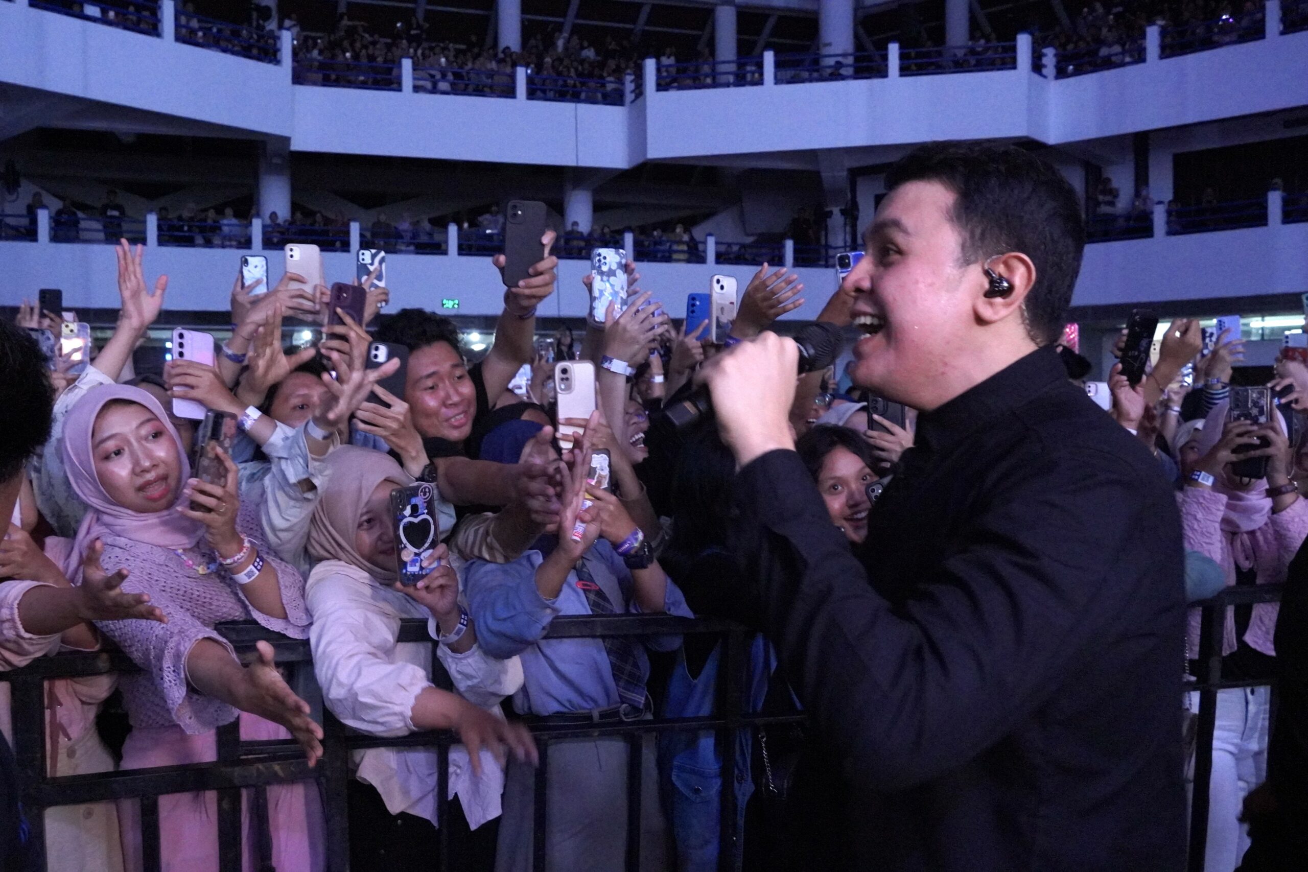 Tulus menghampiri para penonton Synergy Symphony ITS