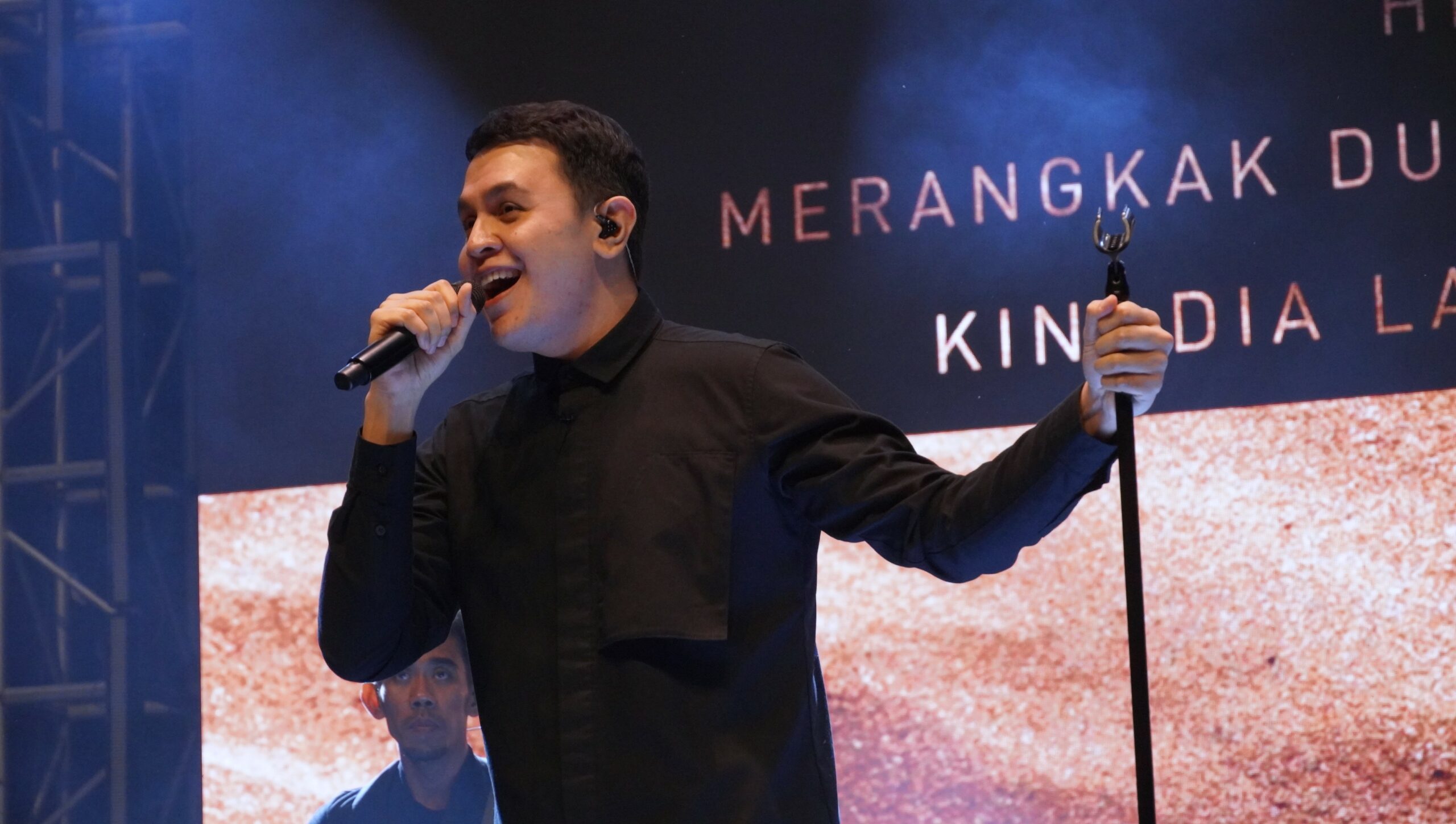 Tulus hadir menyemarakkan festival musik Synergy Smphony sebagai acara penutup Dies Natalis ke-64 ITS