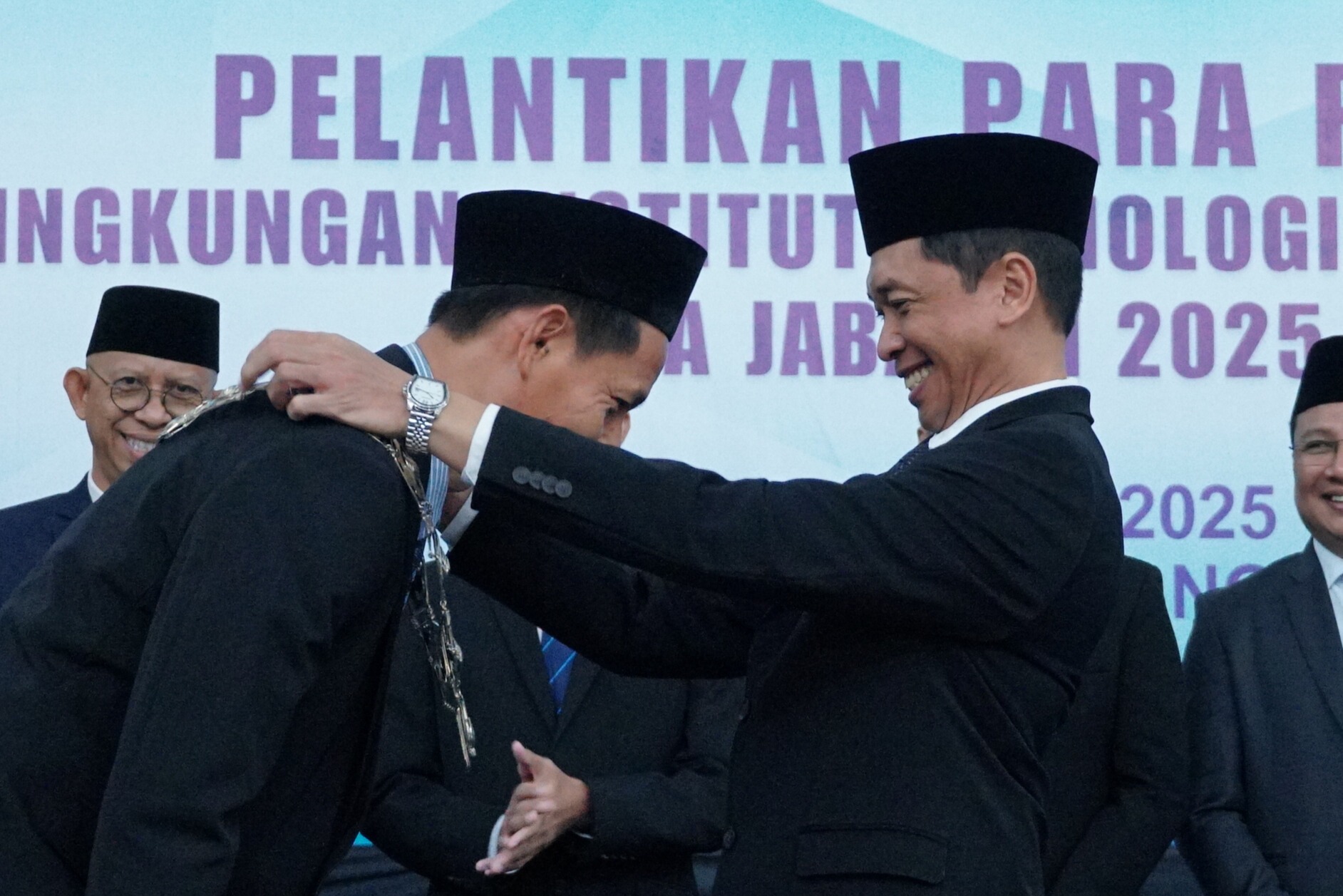 Gambar Rektor ITS Prof Ir Bambang Pramujati ST MScEng PhD memasangkan kalung jabatan dekan