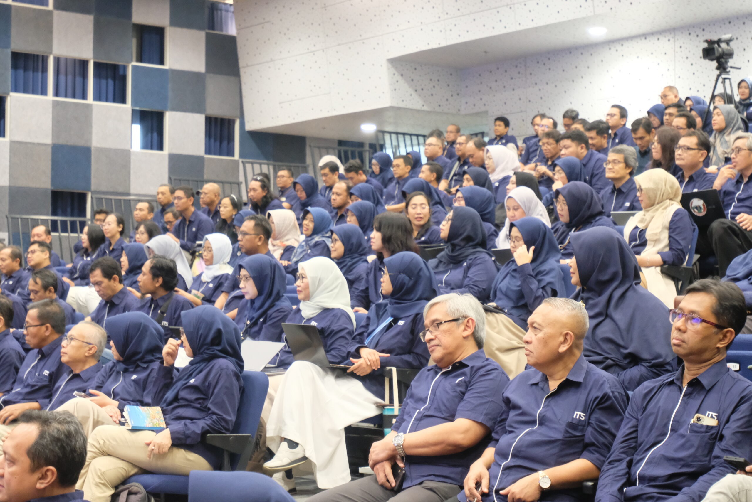 Para pejabat ITS memperhatikan materi Rektor Universitas Airlangga Prof Dr Mohammad Nasih SE MT Ak di sekolah kepemimpinan ITS