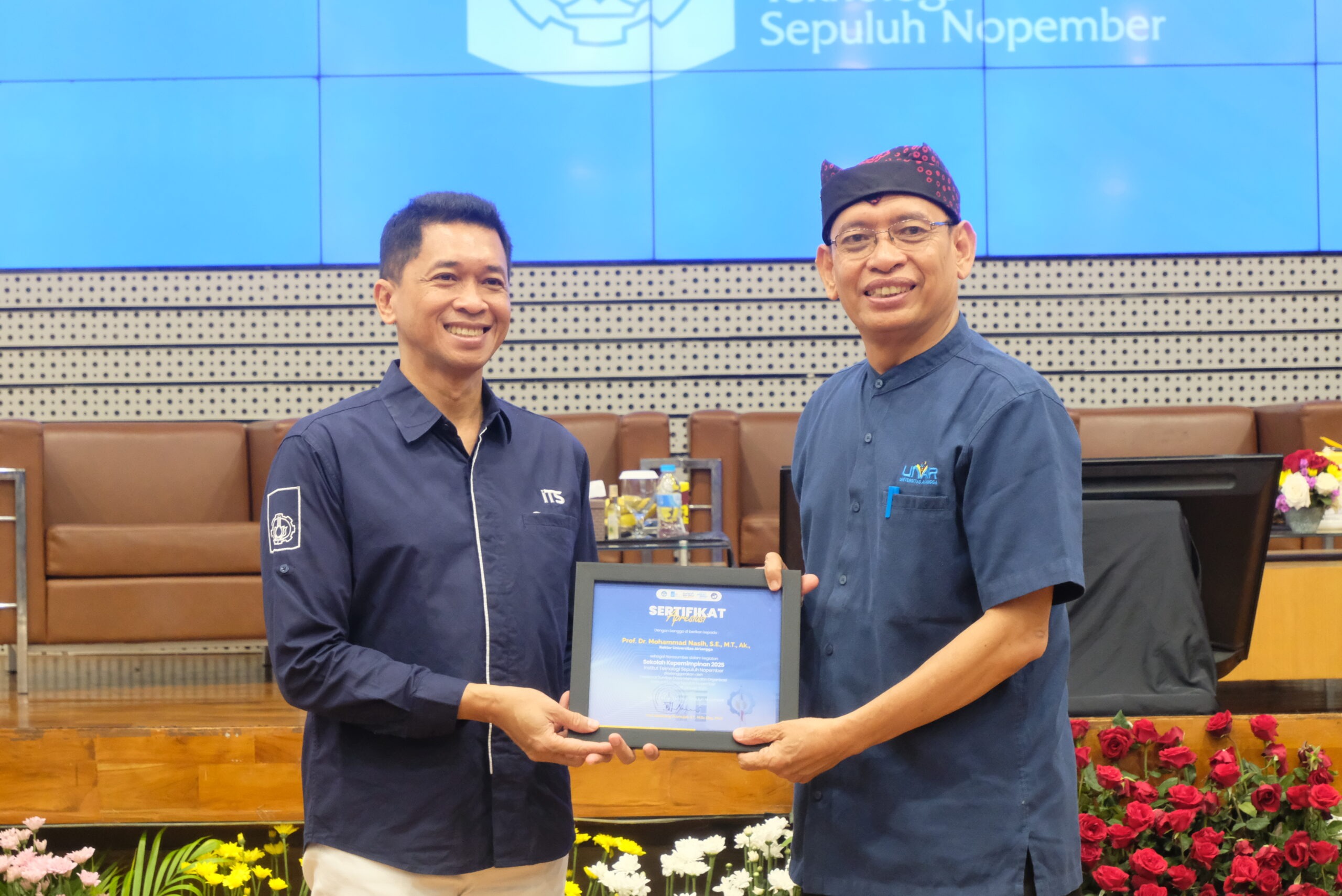 Rektor ITS Prof Ir Bambang Pramujati ST MSc Eng PhD memberikan sertifikat pembicara kepadaRektor Universitas Airlangga (Unair) Prof Dr Mohammad Nasih SE MT Ak usai menjadi keynote speaker di Sekolah Kepemimpinan ITS 2025