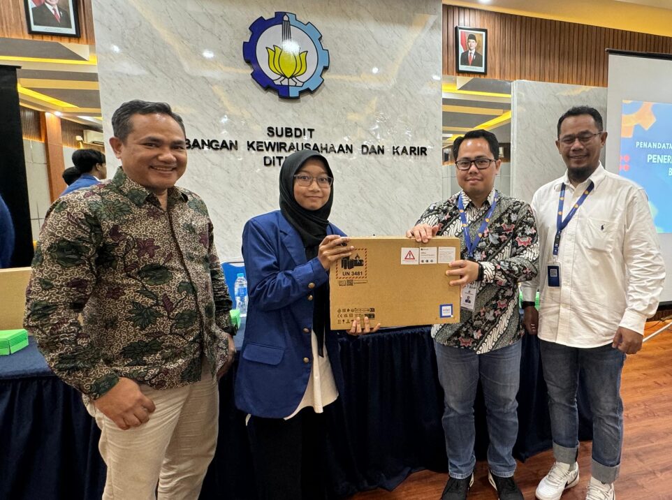 Pemberian fasilitas laptop yang disaksikan oleh Direktur Kemahasiswaan ITS Nur Syahroni ST MT PhD (kiri) dan Perwakilan Corporate Social Responsibility PT Bayan Resources Tbk Ahmad Syahrullah (kanan)