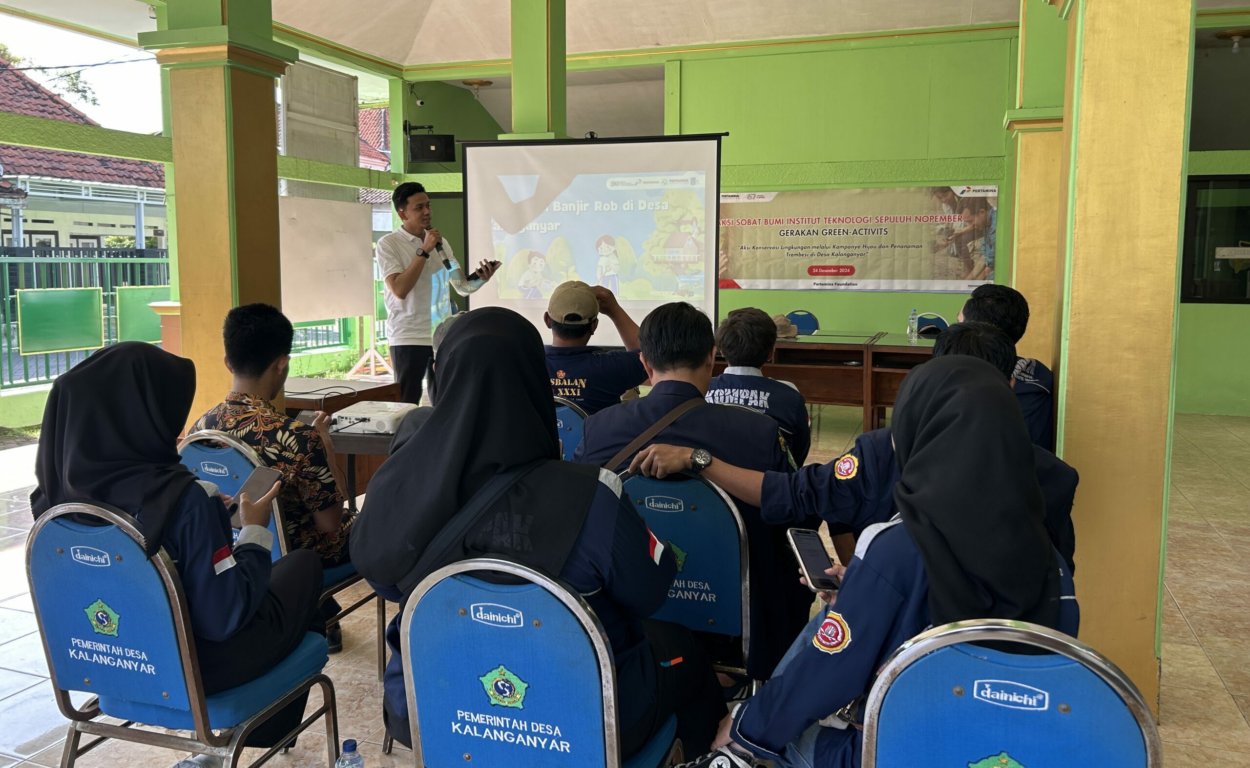 Anggota komunitas SoBi ITS Hilmy Fadel Nurindaputra saat menyosialisasikan tentang upaya mengatasi banjir rob kepada masyarakat Desa Kalanganyar