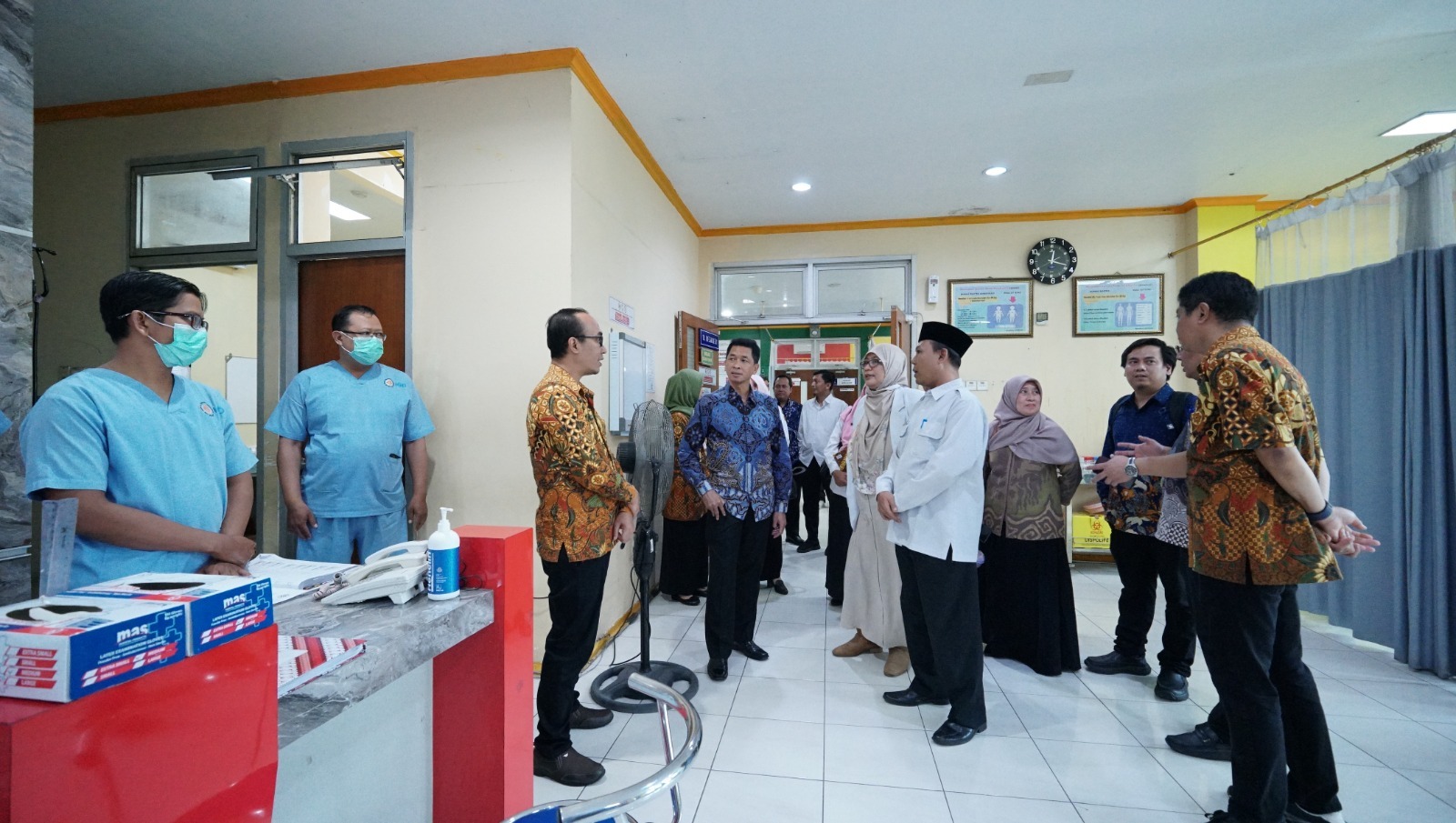 Jajaran pimpinan ITS bersama direktur dan dokter pendidikan saat melakukan visitasi ke Instalasi Gawat Darurat (IGD) Rumah Sakit Pendidikan RSUD dr Wahidin Sudiro Husodo, Kota Mojokerto