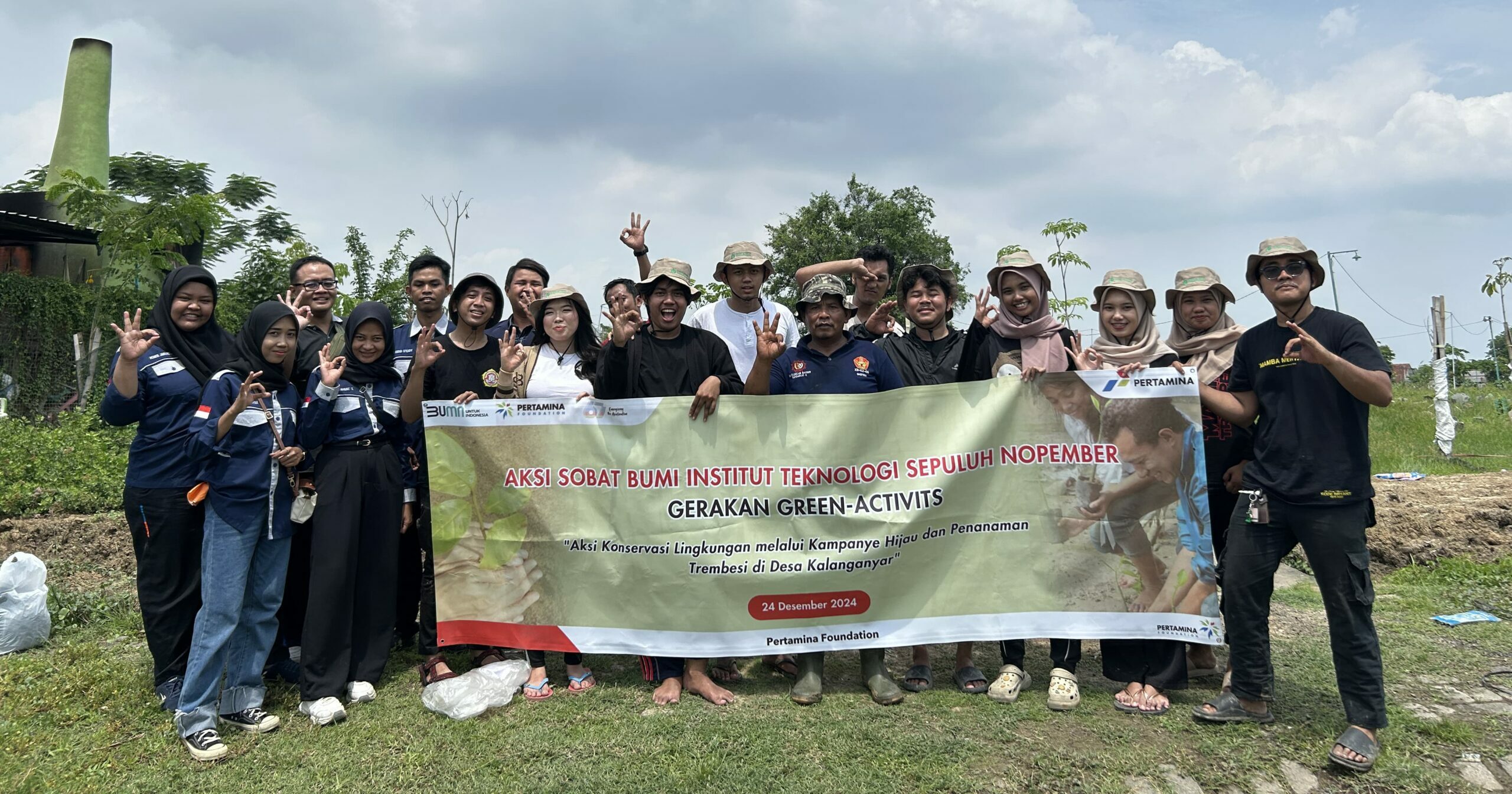 Komunitas SoBi ITS bersama pemerintah Desa Kalanganyar dan karang taruna saat melakukan Gerakan Green Activ-ITS