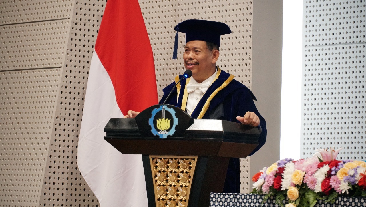 Ketua Dewan Profesor ITS Prof Dr Ir Imam Robandi MT ketika menutup acara Sidang Terbuka Dewan Profesor ITS untuk Pengukuhan Profesor ITS di Auditorium Gedung Research Center ITS