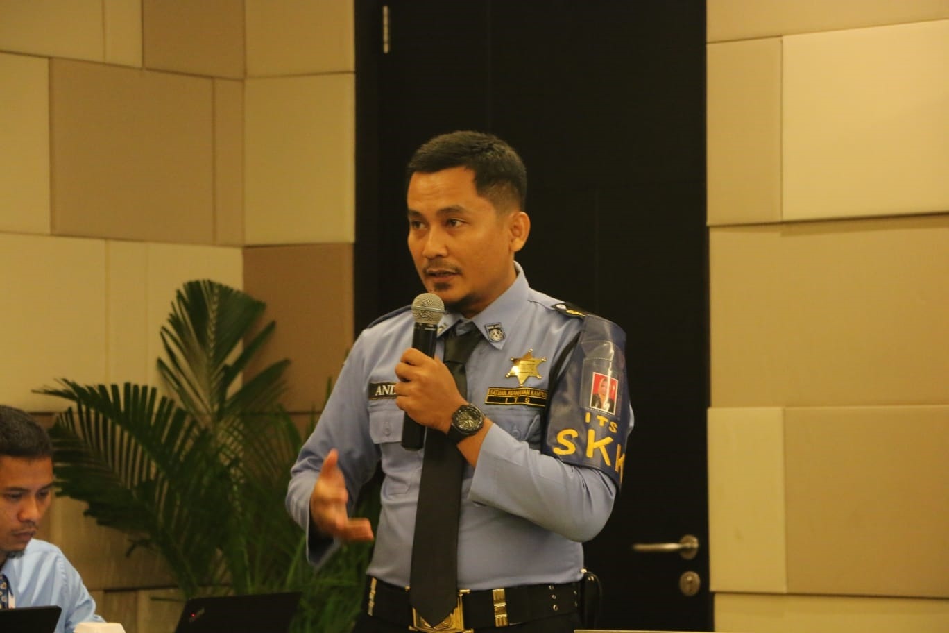 Ketua Tim The Last Detectives ITS Andri Gunawan saat mempresentasikan inovasi program myITS Lost & Found di ajang TKMPN 2024