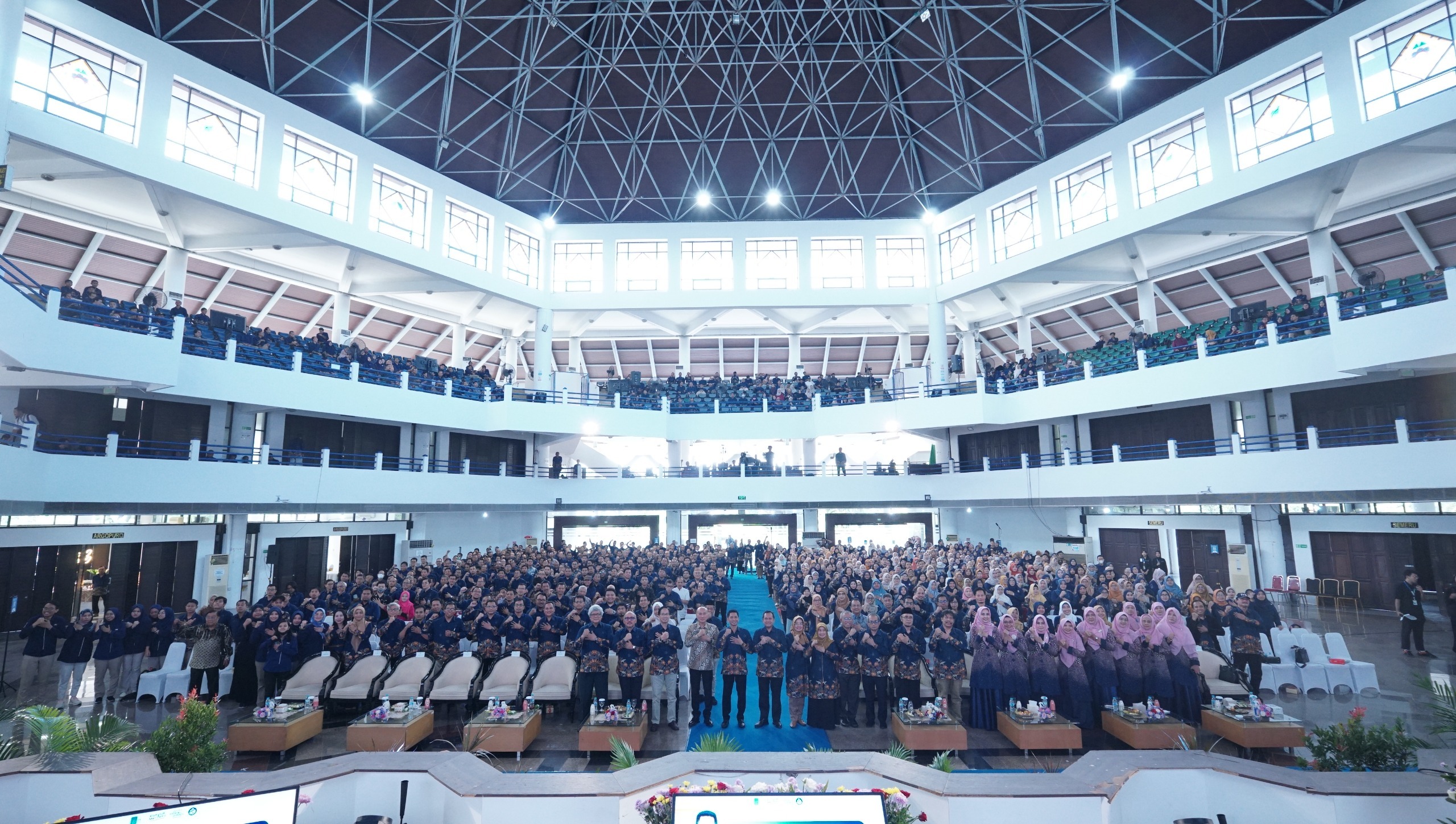 Momen kebersamaan para sivitas ITS setelah Pidato Rektor Awal Tahun 2025 di Graha Sepuluh Nopember ITS