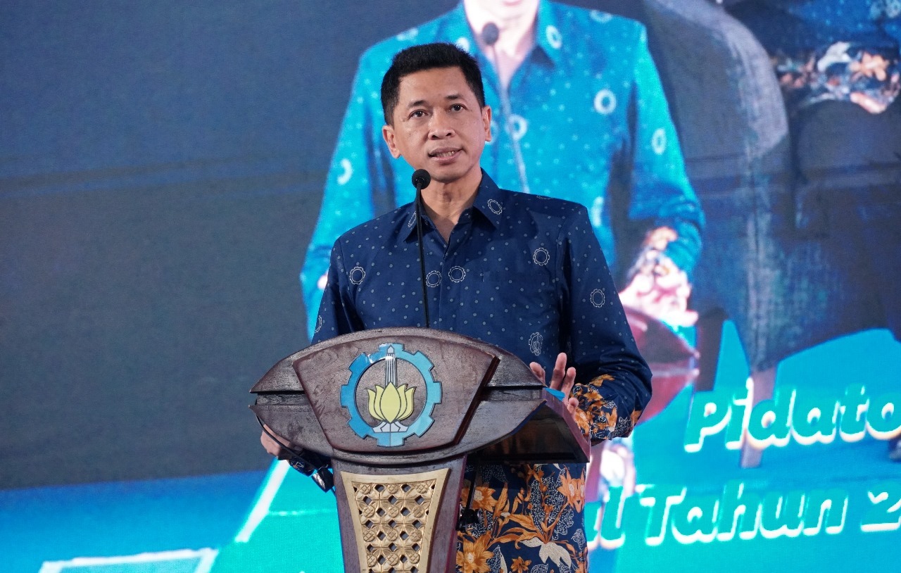 Rektor ITS Prof Ir Bambang Pramujati ST MSc Eng PhD saat memaparkan kemajuan reputasi ITS pada lembaga pemeringkatan internasional di kegiatan Pidato Rektor Awal Tahun 2025 lalu