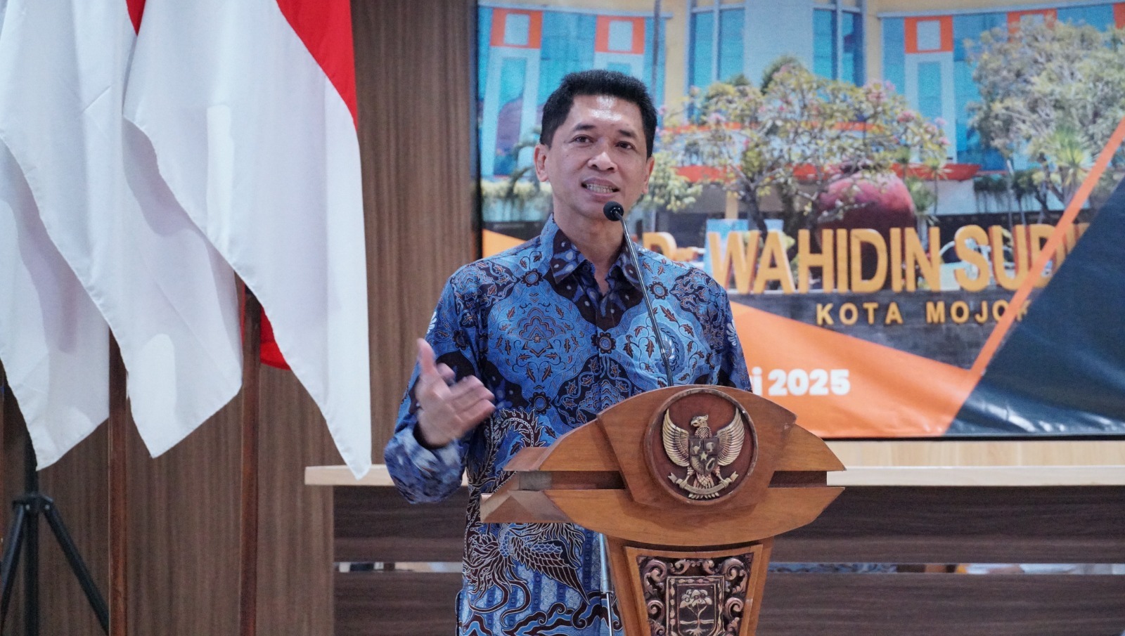 Rektor ITS Prof Ir Bambang Pramujati ST MSc Eng PhD saat menyampaikan keynote speech usai penandatanganan PKS antara ITS dengan dua Rumah Sakit Pendidikan di Mojokerto