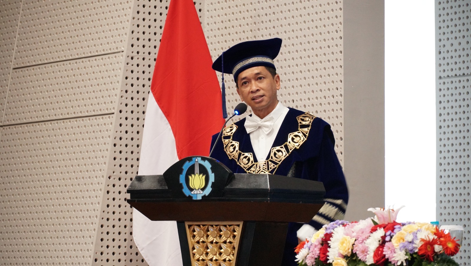 Rektor ITS Prof Ir Bambang Pramujati ST MSc Eng PhD saat menyampaikan sambutannya dalam acara Pengukuhan Profesor dalam Sidang Terbuka Dewan Profesor ITS