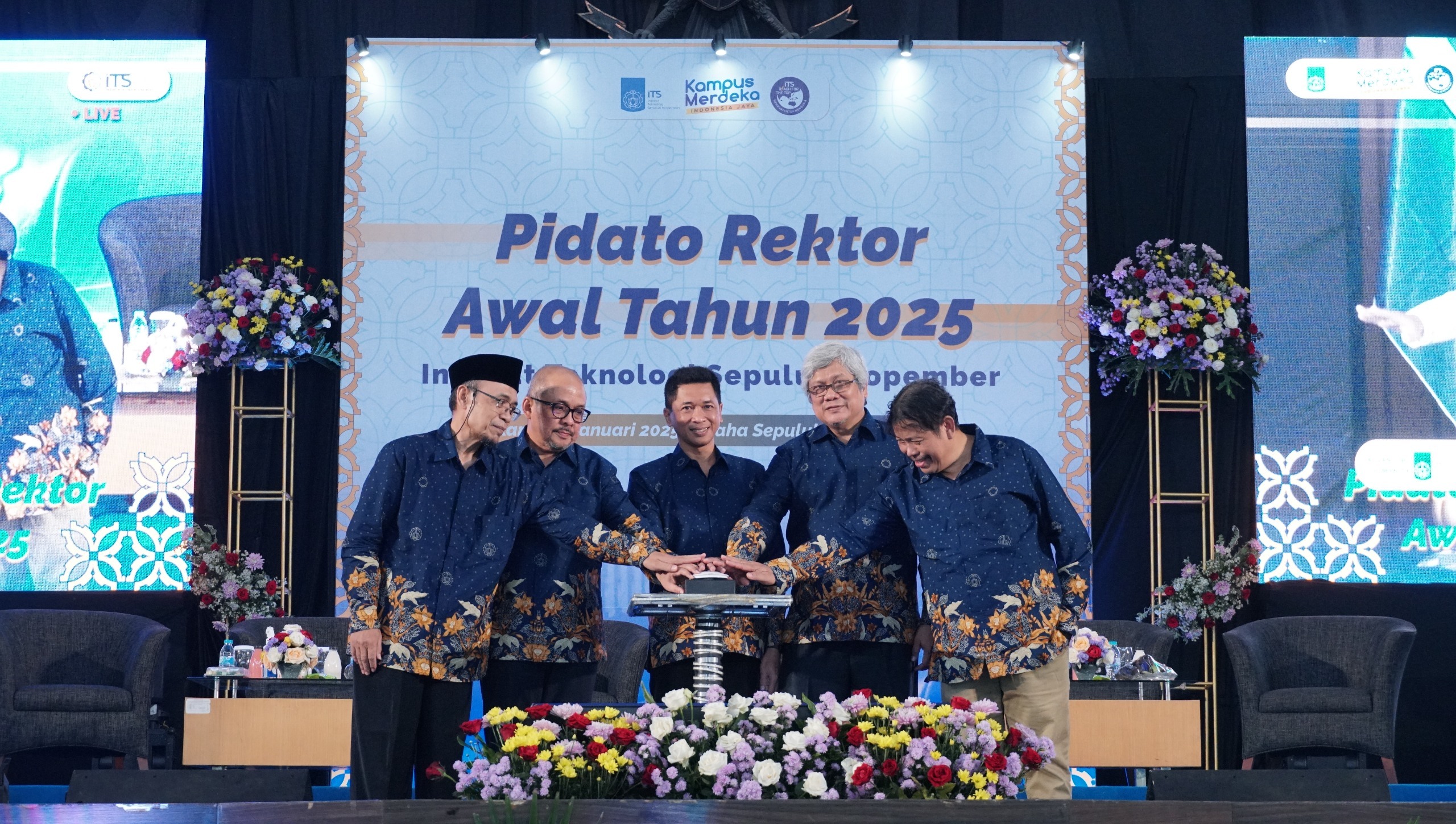 Rektor ITS Prof Ir Bambang Pramujati ST MSc Eng PhD (tengah) bersama beberapa jajaran pimpinan ITS melakukan simbolisasi peluncuran program Jumat Berseri