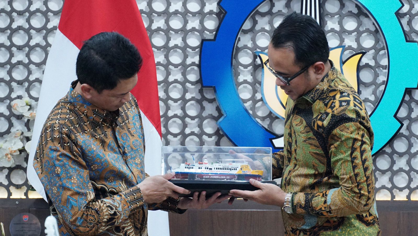 Rektor ITS Prof Ir Bambang Pramujati ST MScEng PhD (kiri) saat menerima cinderamata dari PT ASDP Indonesia Ferry (Persero) usai penandatanganan MoU di Gedung Rektorat ITS