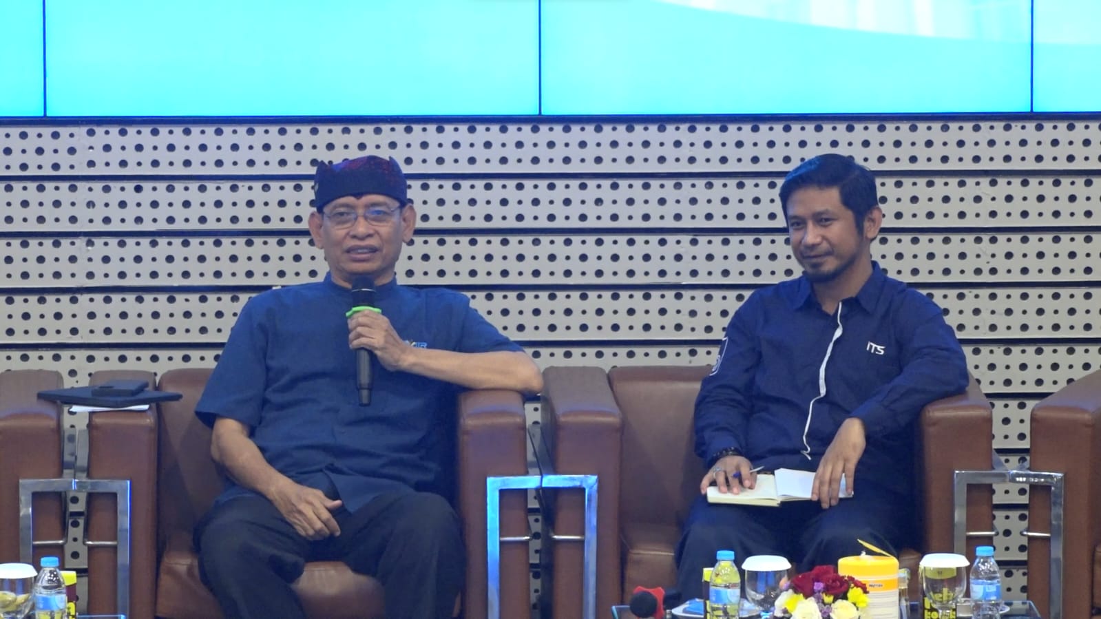 Rektor Universitas Airlangga Prof Dr Mohammad Nasih SE MT Ak (kiri) memberikan materinya bersama Direktur Riset dan Pengabdian kepada Masyarakat (DRPM) ITS Fadlilatul Taufany ST PhD sebagai moderator