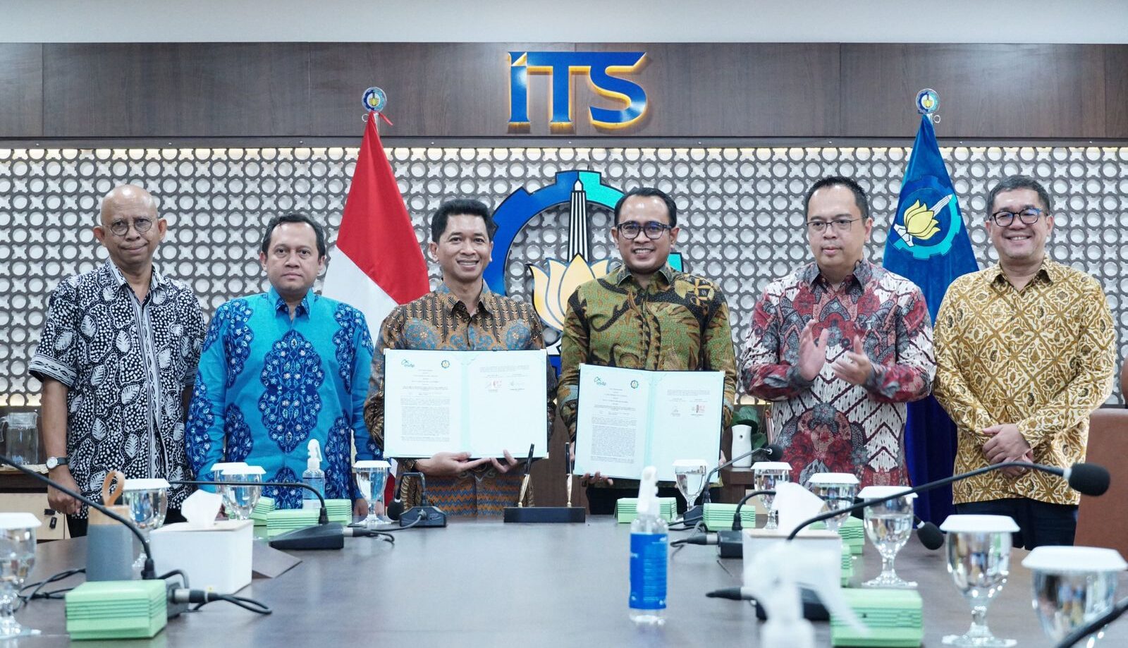 Rektor ITS Prof Ir Bambang Pramujati ST MScEng PhD (tiga dari kiri) dan Direktur Utama PT ASDP Indonesia Ferry (Persero) Heru Widodo (tiga dari kanan) menunjukkan naskah MoU yang telah ditandatangani