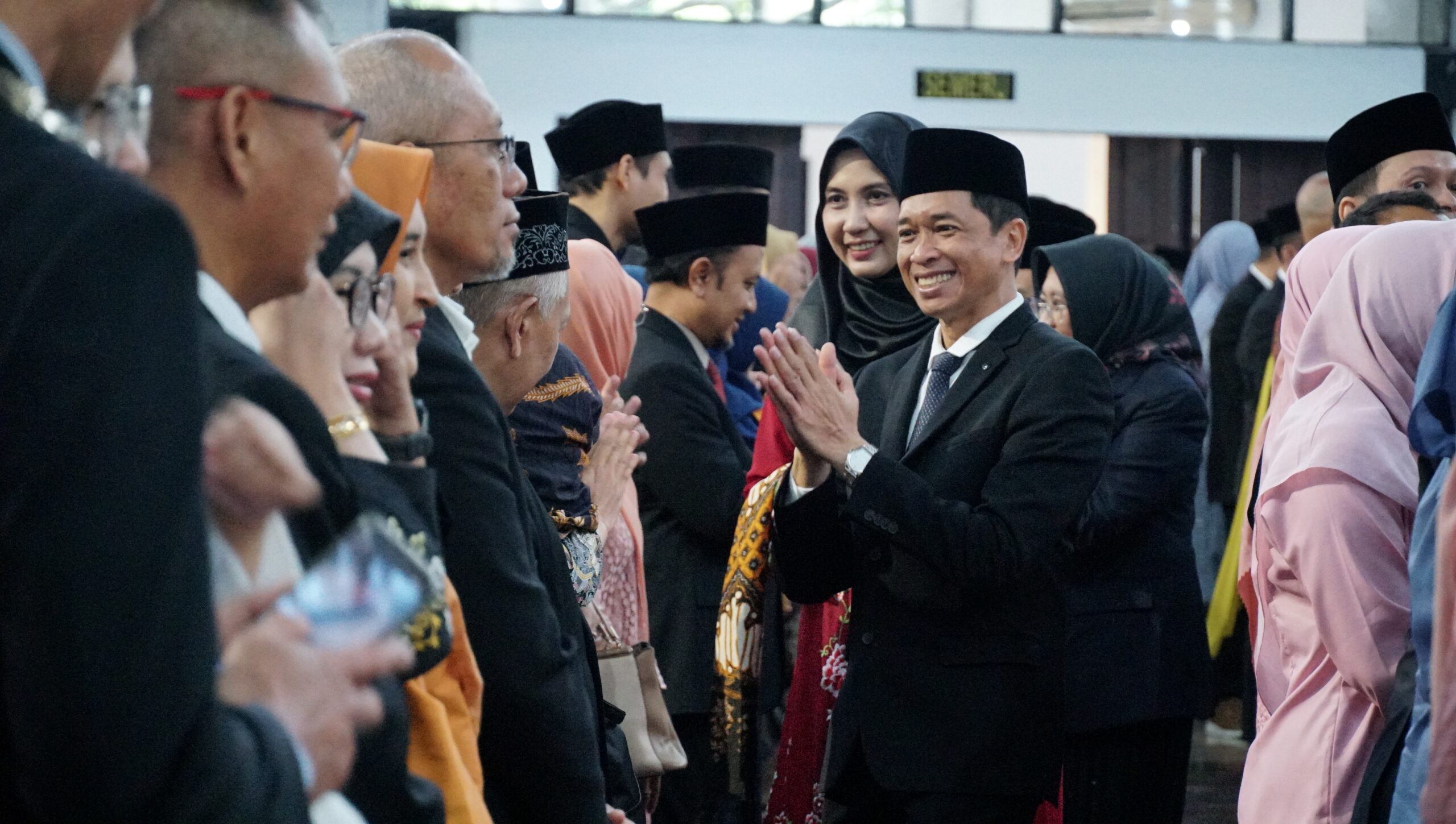 Gambar Rektor ITS Prof Ir Bambang Pramujati ST MScEng PhD memberikan ucapan selamat kepada para pejabat baru ITS periode 2025-2029