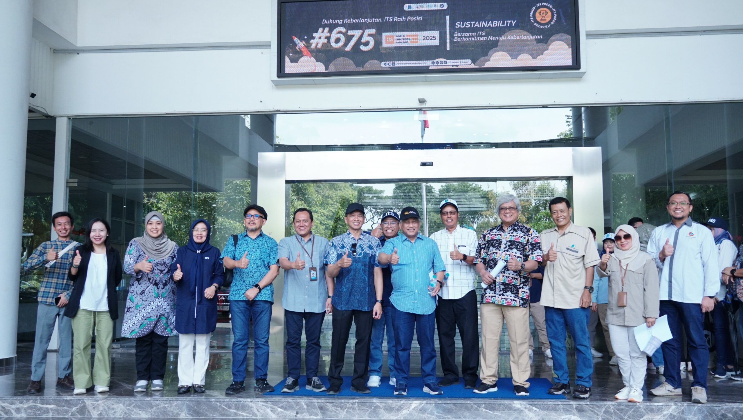 Ketua MWA ITS Prof Dr Ir Muhammad Nuh DEA (enam dari kanan) bersama Rektor ITS Ir Bambang Pramujati ST MSc Eng PhD (tujuh dari kiri) dan anggota lainnya dalam peninjauan fasilitas dan pemantauan program Quick Win yang dimulai dari Gedung Rektorat ITS