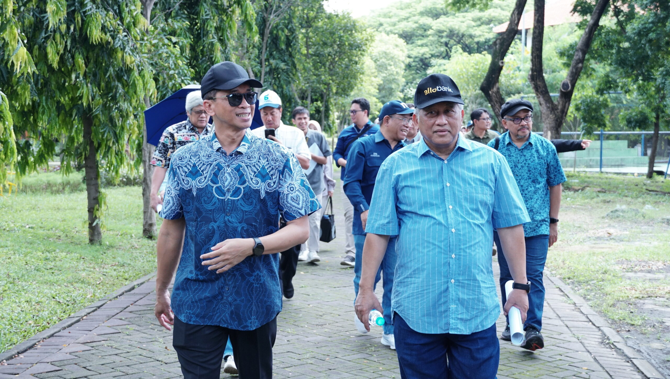 Ketua MWA ITS Prof Dr Ir Muhammad Nuh DEA bersama Rektor ITS Ir Bambang Pramujati ST MSc Eng PhD dalam peninjauan fasilitas dan pemantauan program Quick Win