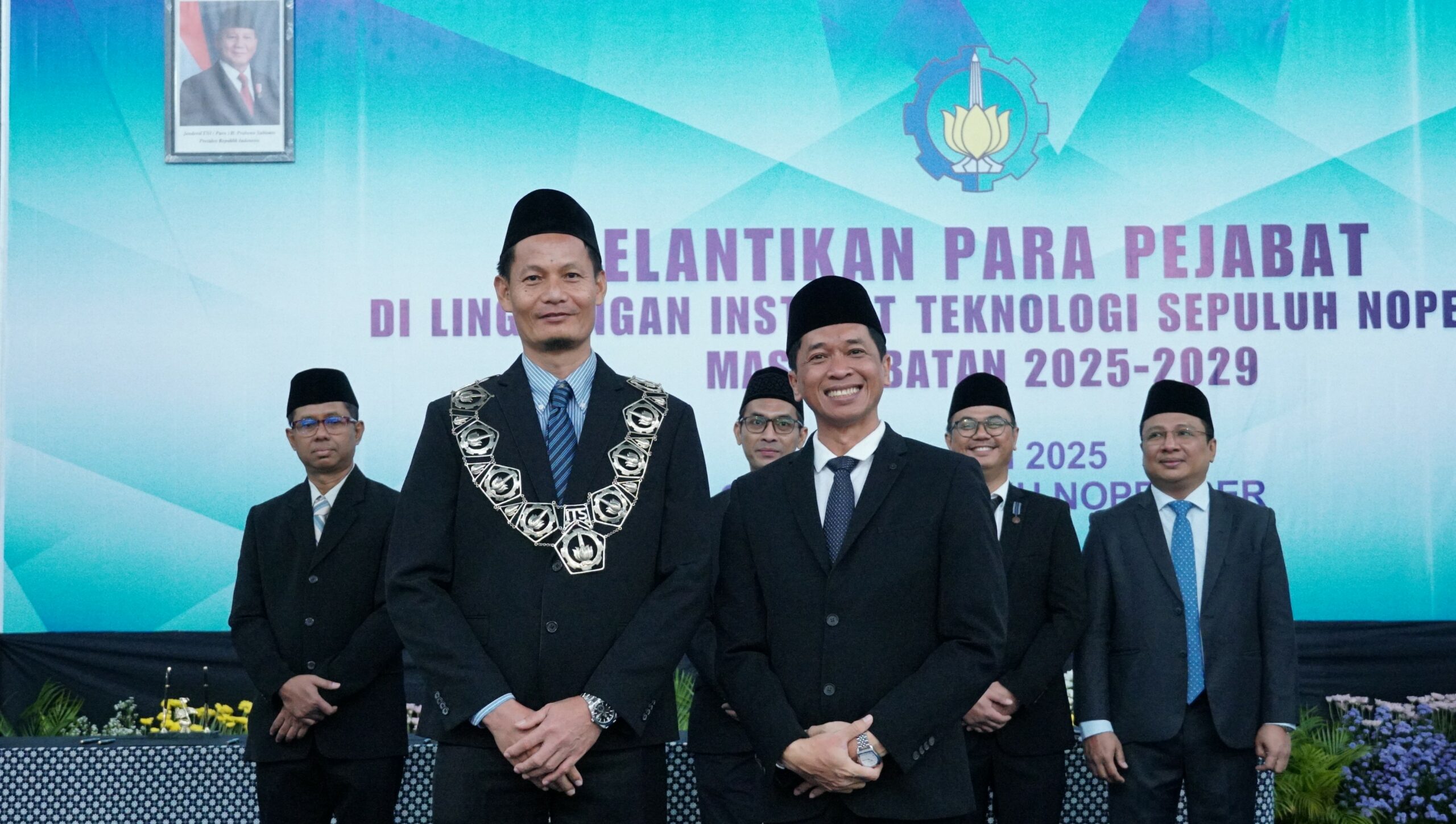 Dekan Fakultas Teknologi Industri dan Rekayasa Sistem (FTIRS) ITS periode 2025-2029 Juwari ST MEng (kiri) saat dilantik oleh Rektor ITS Prof Ir Bambang Pramujati ST MScEng PhD (kanan)