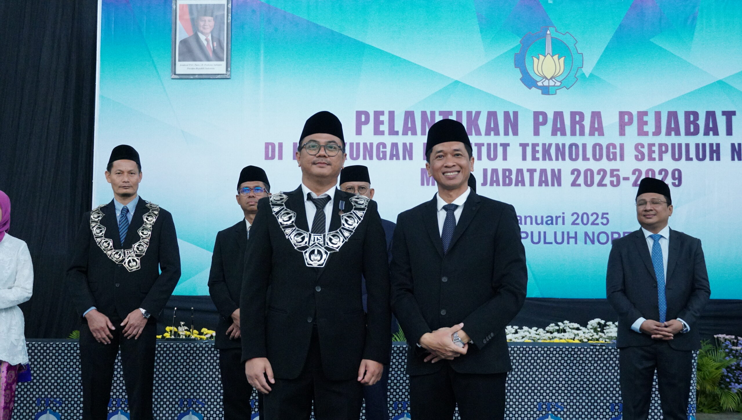 Dekan Fakultas Teknik Sipil, Perencanaan, dan Kebumian (FTSPK) ITS periode 2025-2029 Prof Adjie Pamungkas ST MDev Plg PhD (kiri) saat dilantik sebagai Dekan Fakultas Teknik Sipil, Perencanaan, dan Kebumian (FTSPK) ITS periode 2025-2029