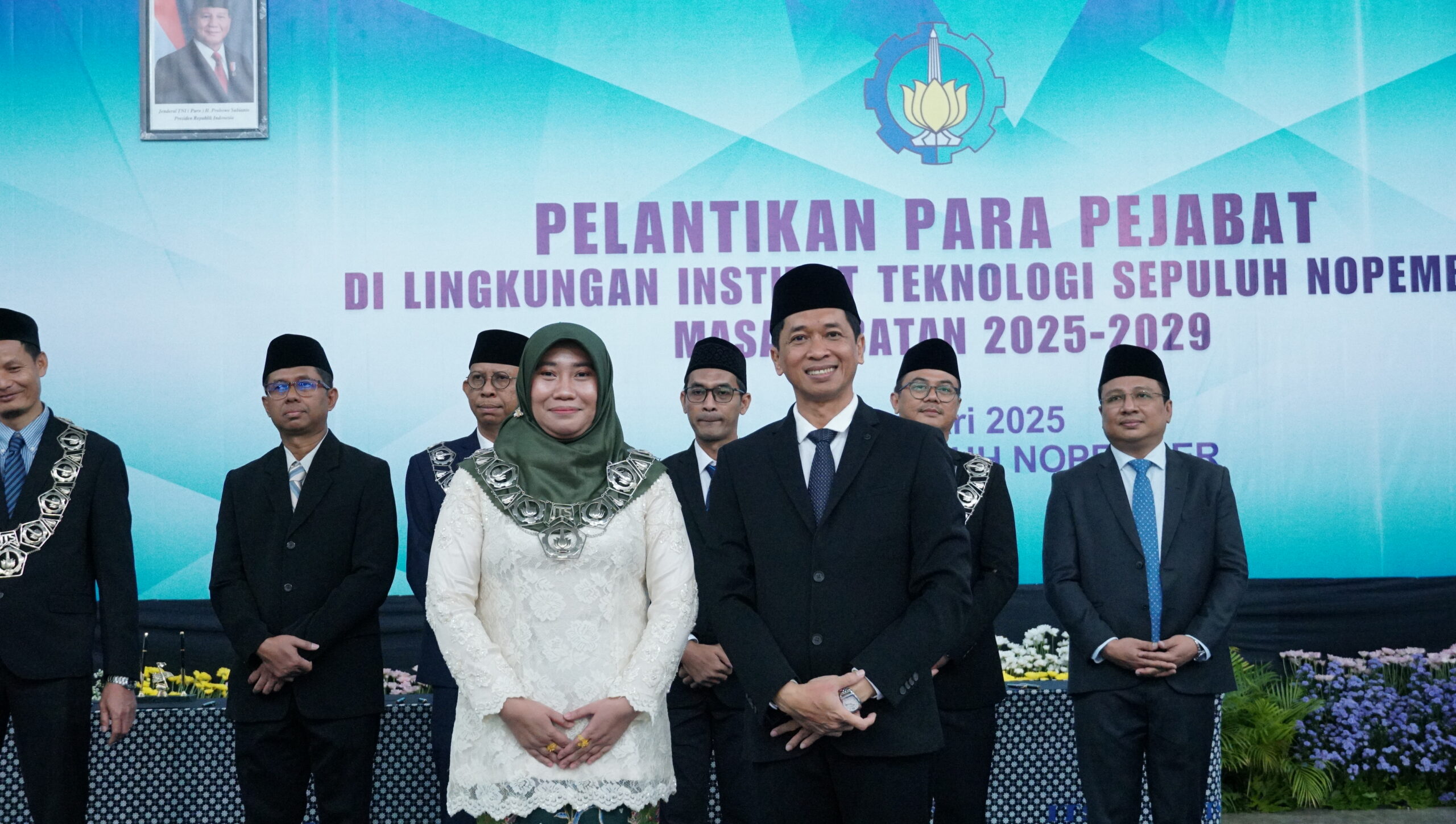 Dekan Fakultas Teknologi Elektro dan Informatika Cerdas (FTEIC) ITS periode 2025-2029 Prof Dr Ir Diana Purwitasari SKom MSc (kiri) saat dilantik oleh Rektor ITS Prof Ir Bambang Pramujati ST MScEng PhD (kanan)