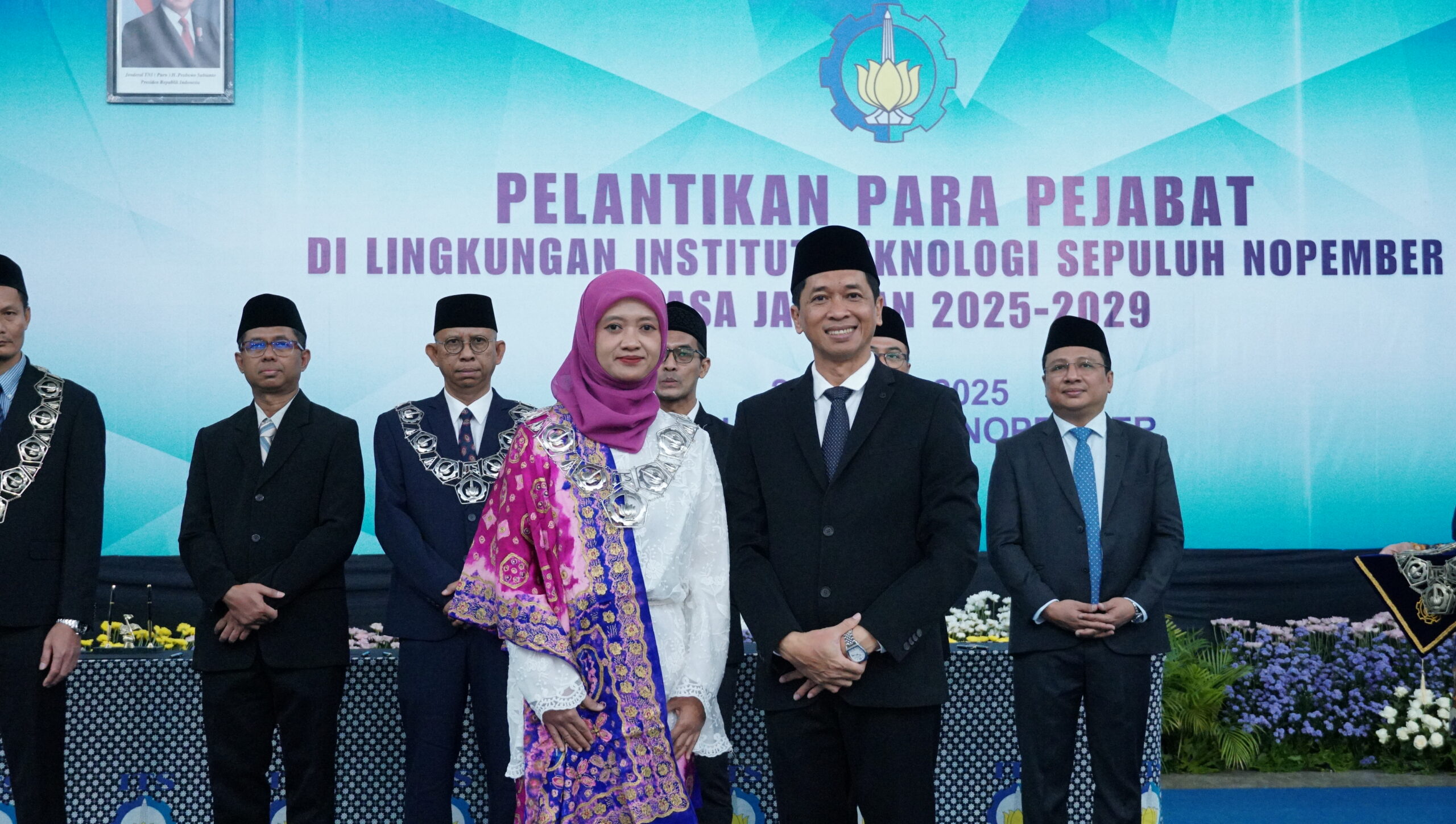 Dekan Fakultas Desain Kreatif dan Bisnis Digital (FDKBD) ITS periode 2025-2029 Ellya Zulaikha ST MSn PhD (kiri) saat dilantik oleh Rektor ITS Prof Ir Bambang Pramujati ST MScEng PhD (kanan)