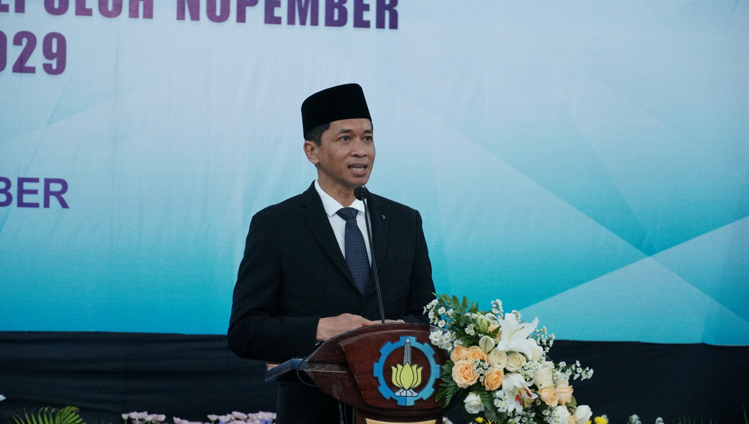 Gambar Rektor ITS Prof Ir Bambang Pramujati ST MScEng PhD menyampaikan sambutan pada pelantikan pejabat ITS periode 2025-2029