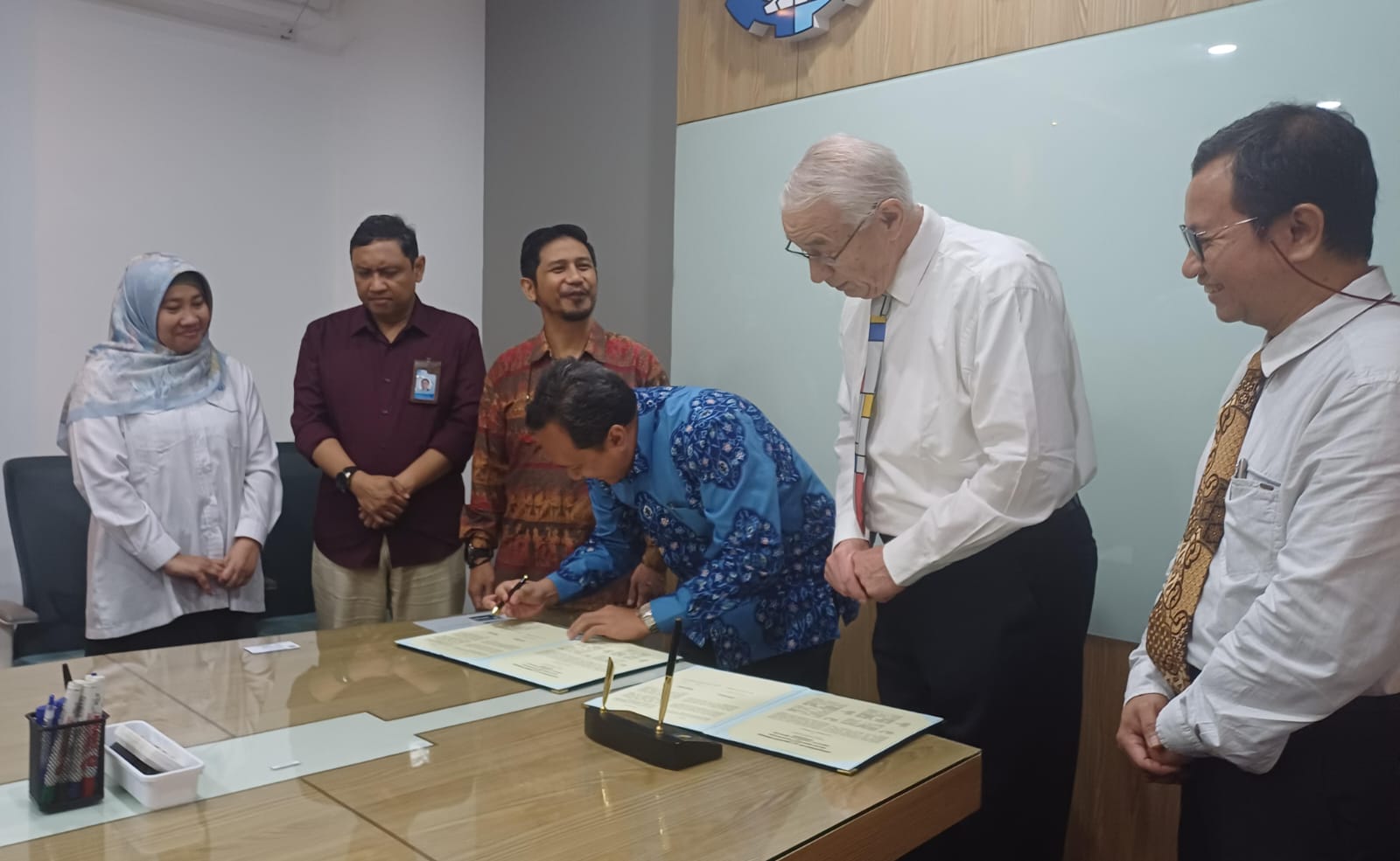 Wakil Rektor IV ITS Prof Agus Muhamad Hatta ST MSi PhD (baju biru) saat menandatangani perjanjian kerja sama antara ITS dengan GRF