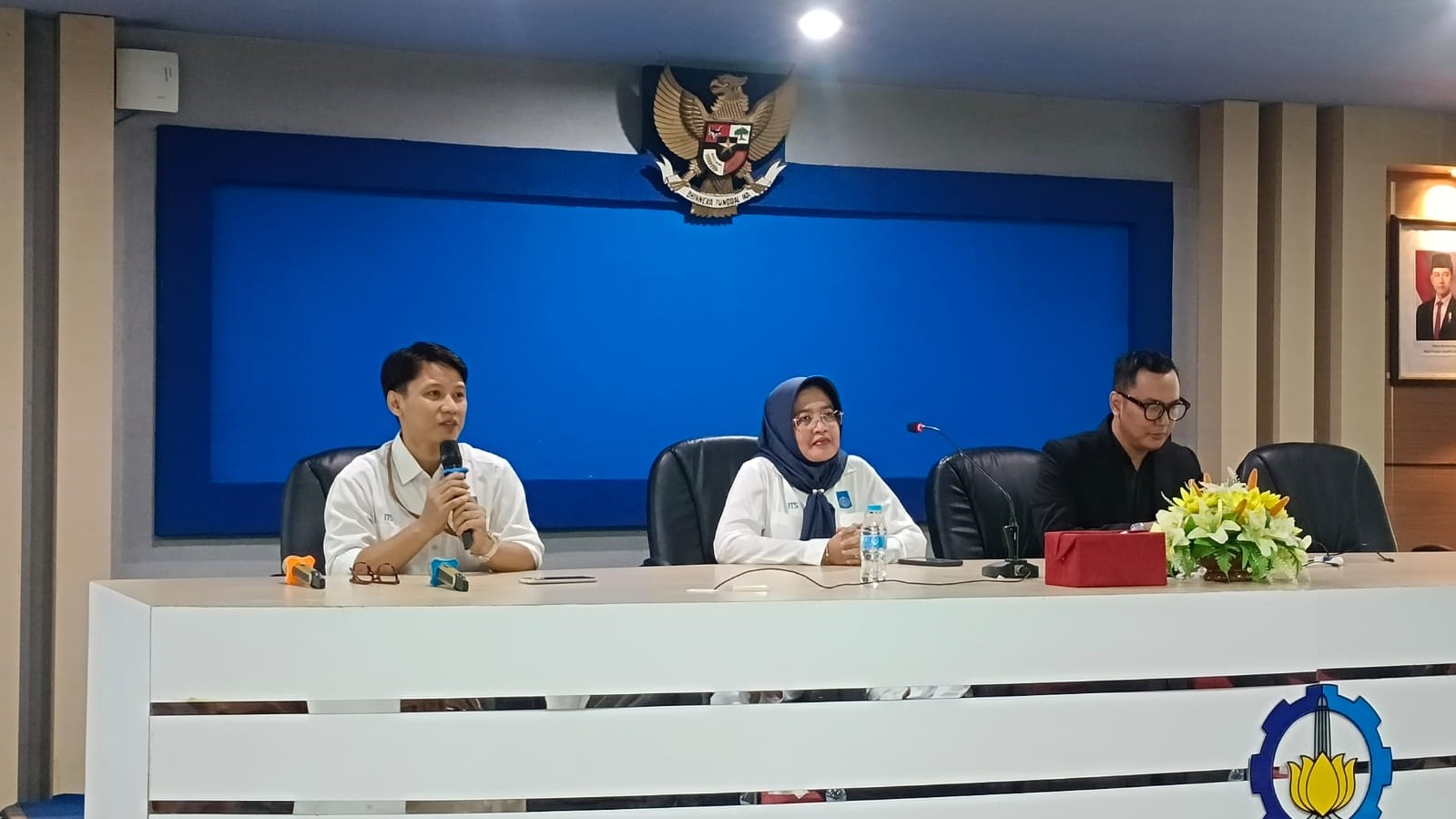 Kepala Perpustakaan baru ITS Agus Santoso Ssos MMed Kom (kiri) menyampaikan sambutannya didampingin oleh Wakil Rektor Bidang Akademik dan Kemahasiswaan Prof Nurul Widiastuti SSi MSi PhD (tengah) dan pemateri Putjok Rizaldy MMedKom MM CEHt CCEHt CMEHt (kanan)