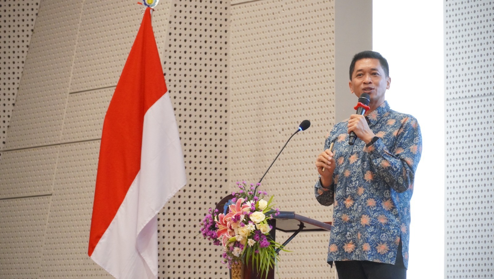 Rektor ITS Prof Ir Bambang Pramujati ST MSc Eng PhD saat memberikan arahan pada Sekolah Kepemimpinan ITS 2025