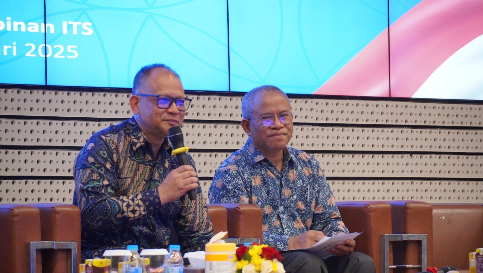 Dirjen Diktisaintek Prof Dr Khairul Munadi ST MEng (kiri) saat memberikan materi bersama Wakil Rektor III ITS Imam Baihaqi ST MSc PhD pada Sekolah Kepemimpinan ITS 2025